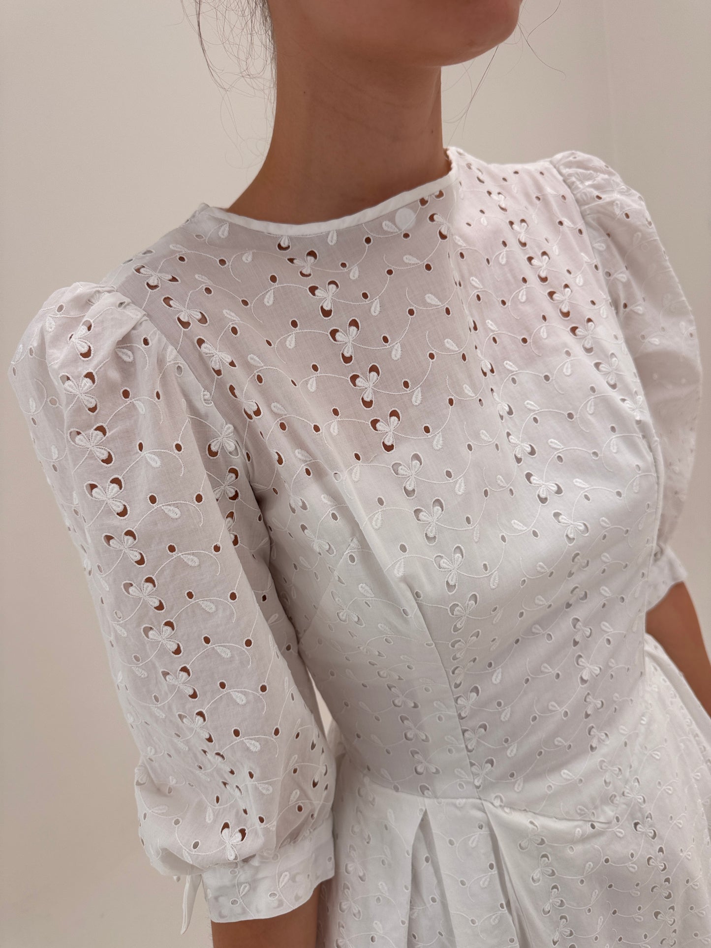Rochie vintage anii 50 integral brodată cu corsaj și fustă ultra amplă și detalii feminine