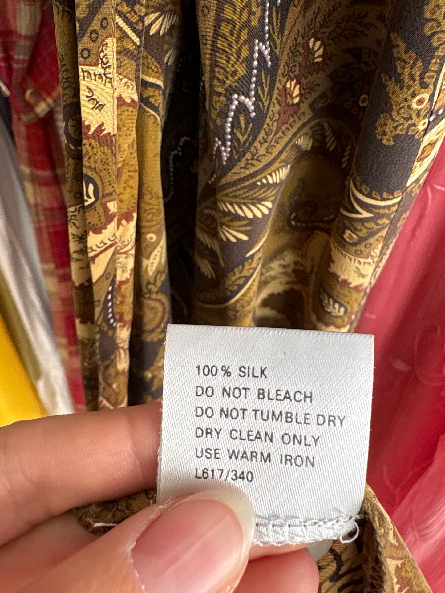 Fustă maxi petrecută din mătase naturală cu talie ușor drapată și print paisley