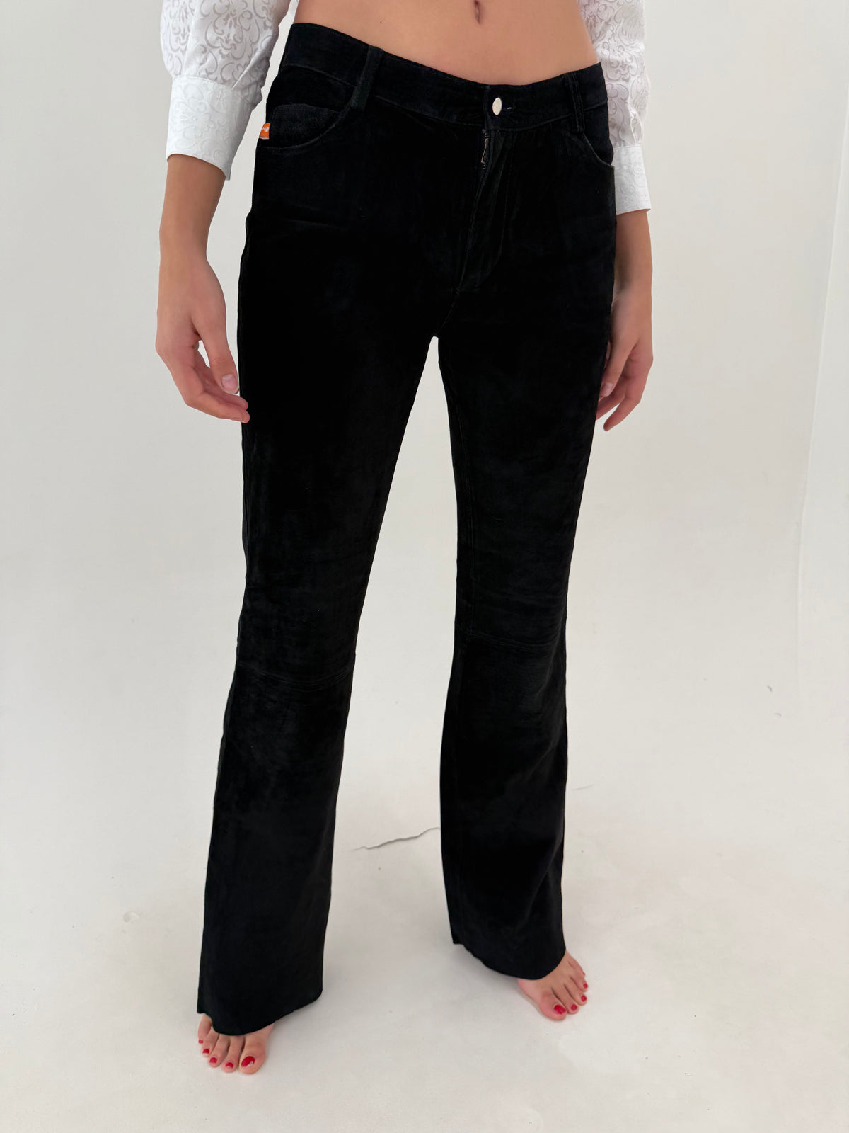 Pantaloni tall din piele naturală întoarsă evazați în croi super revenit în trend