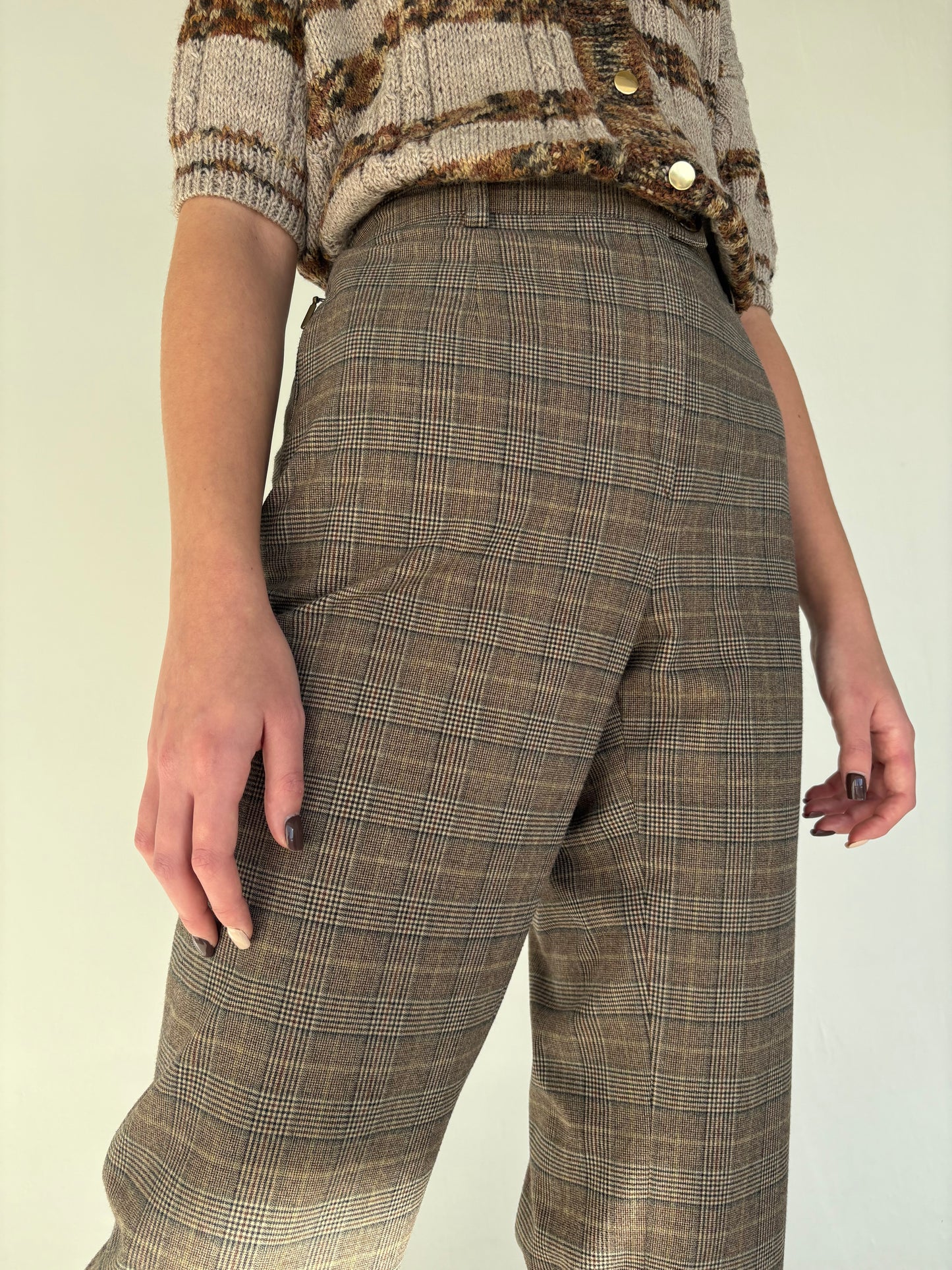 Pantaloni din stofă extrem de fină în carouri și culori neutre petite