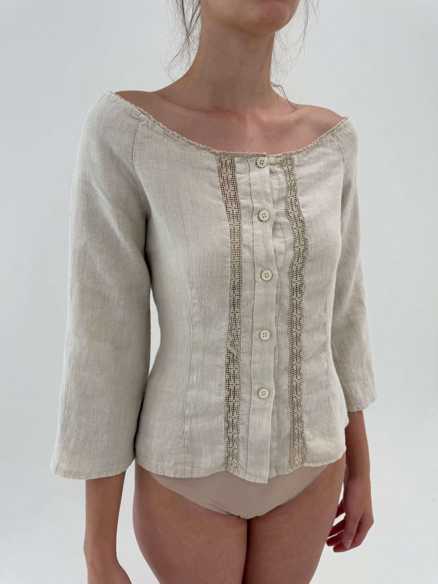 Top nude din in cu inserții de dantelă macrame în croi cambrat și decolteu bărcuță