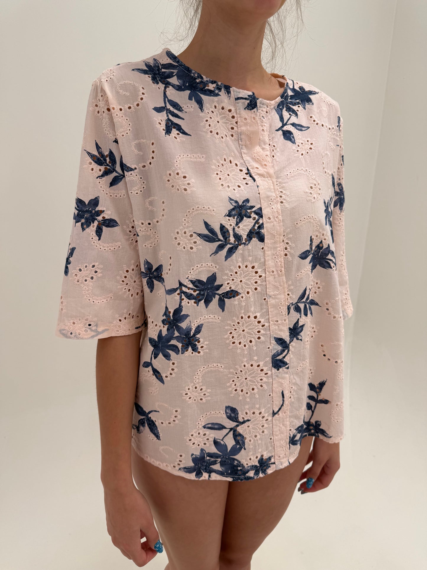 Cămașa powder Pink integral cu broderie anglaise în croi minimalist
