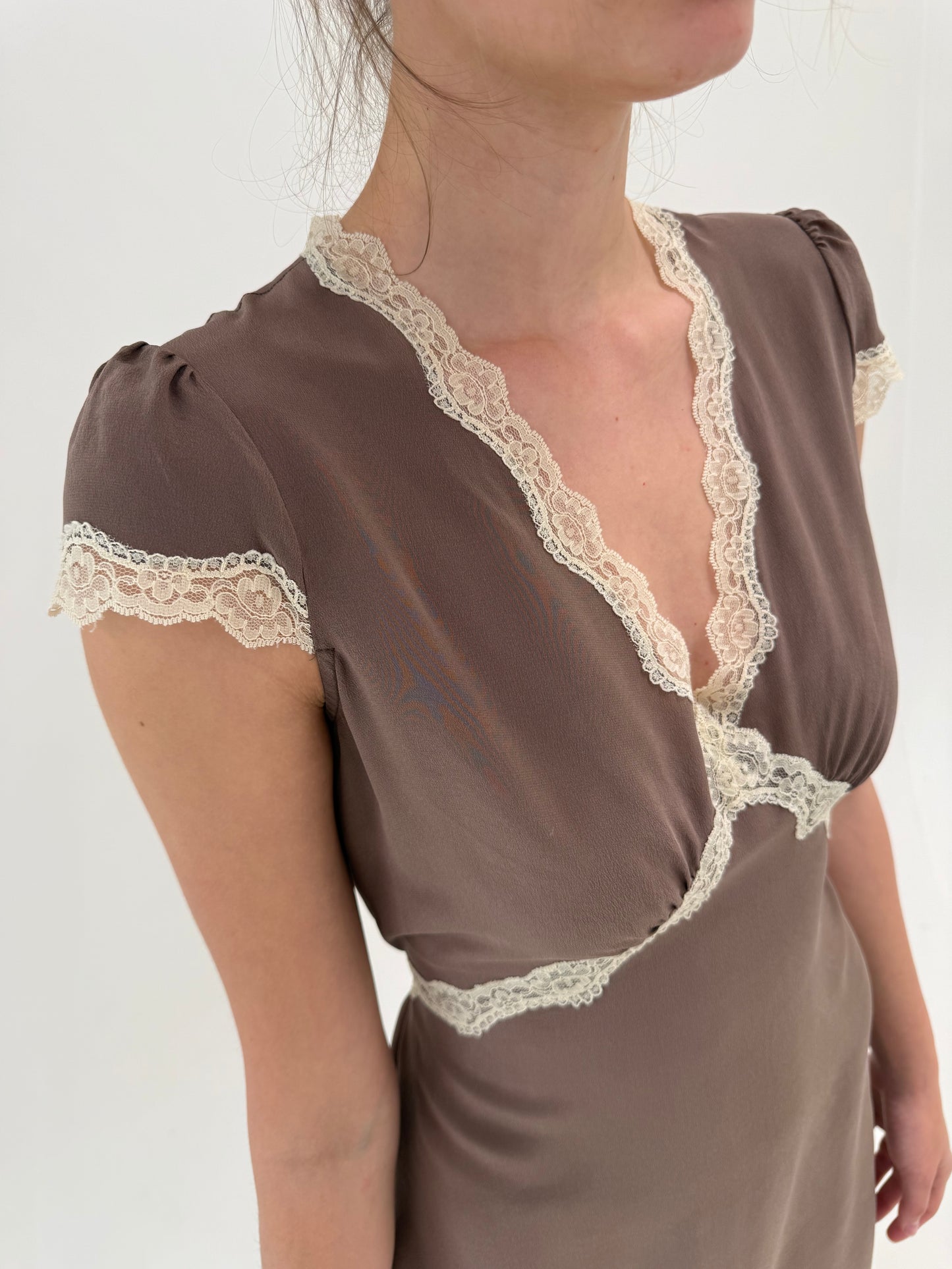 Rochie furou din mătase naturală cu dantelă chantily cu talie reglabilă