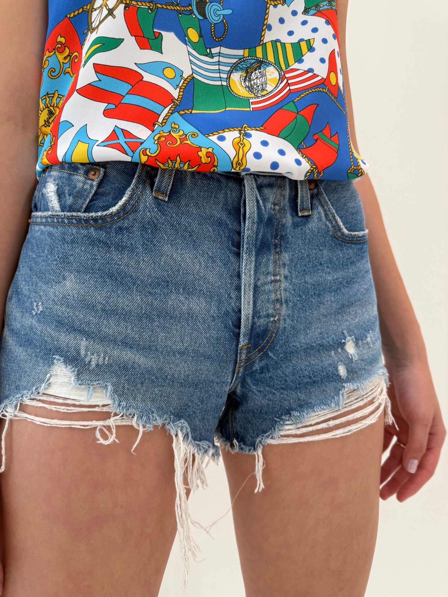 Jeans Levi’s scurți 501 cu talie înaltă