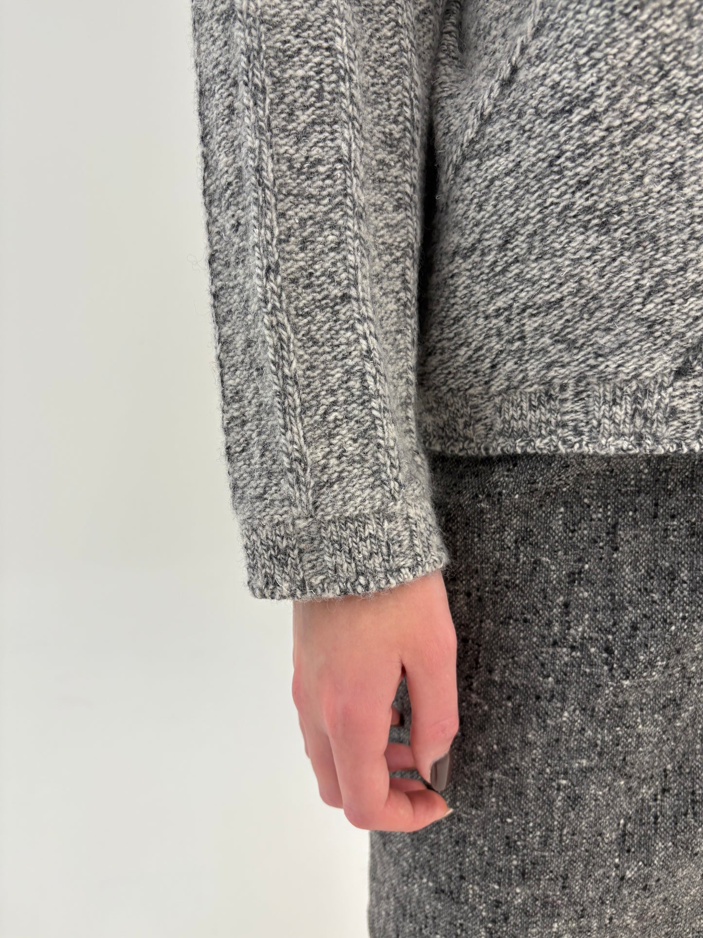 Maleta groasă petite cu guler sal din lana texturată cu inserții ivoire și negre