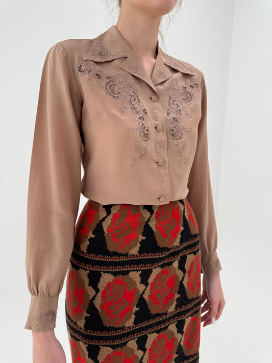 Cămașa vintage luxury brodată manual din mătase naturală care au lait