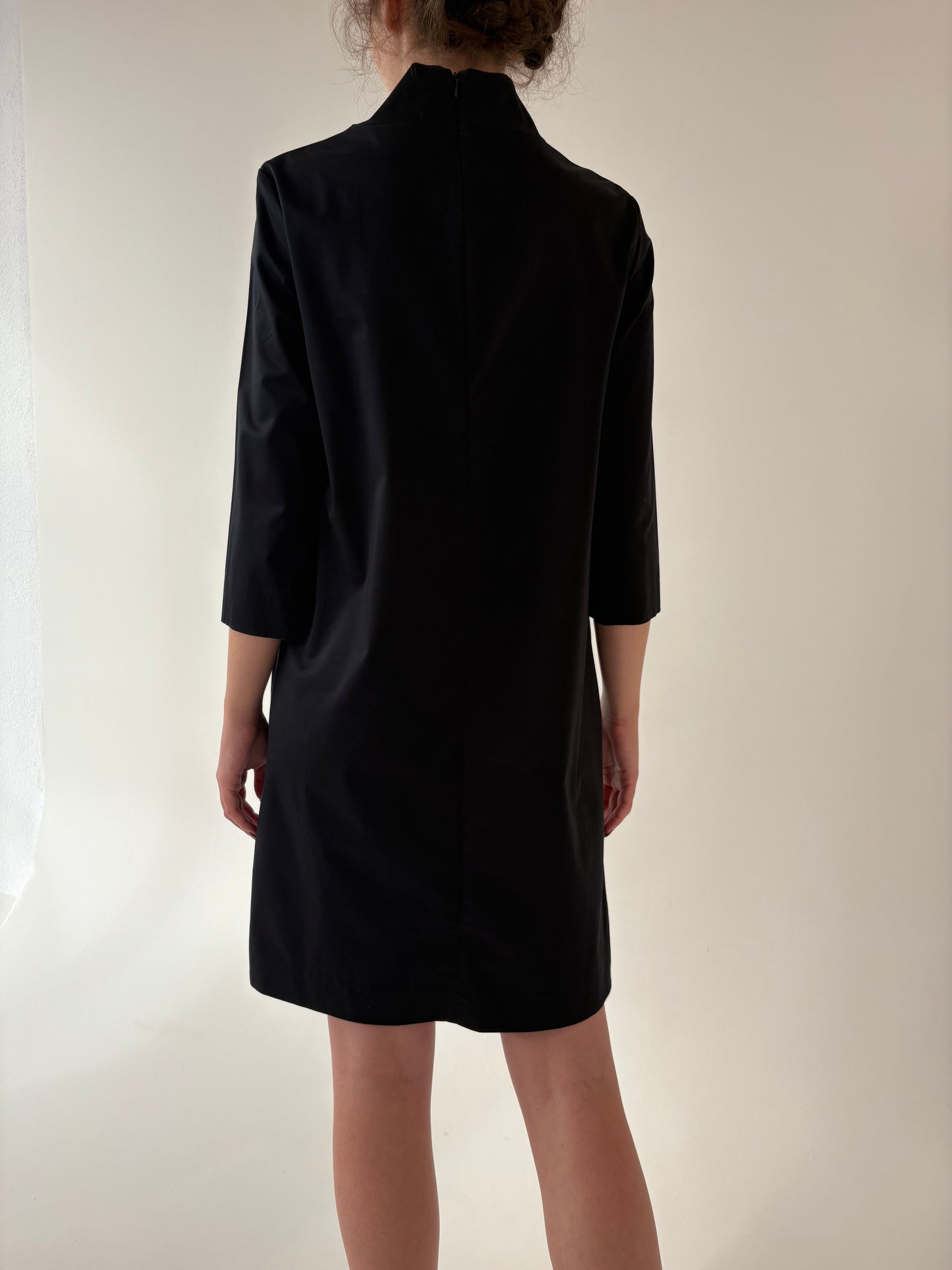Rochie neagră Cos în croi minimalist cu fronsaj din poplin de bumbac
