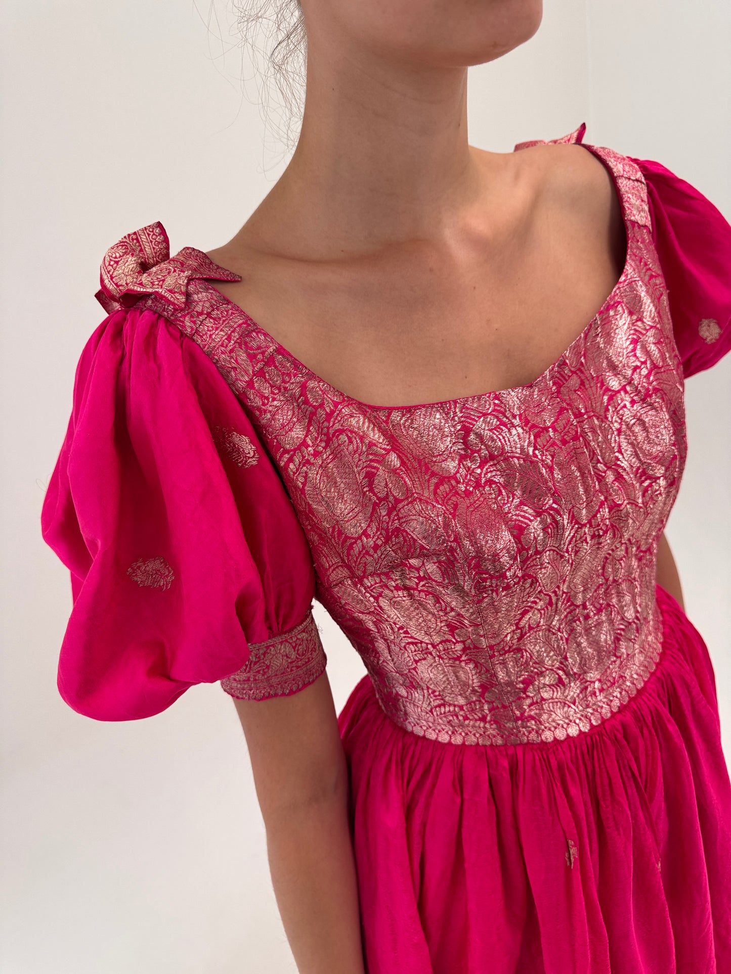 Rochie vintage din țesătură de mătase naturală cu corsaj și inserții prețioase