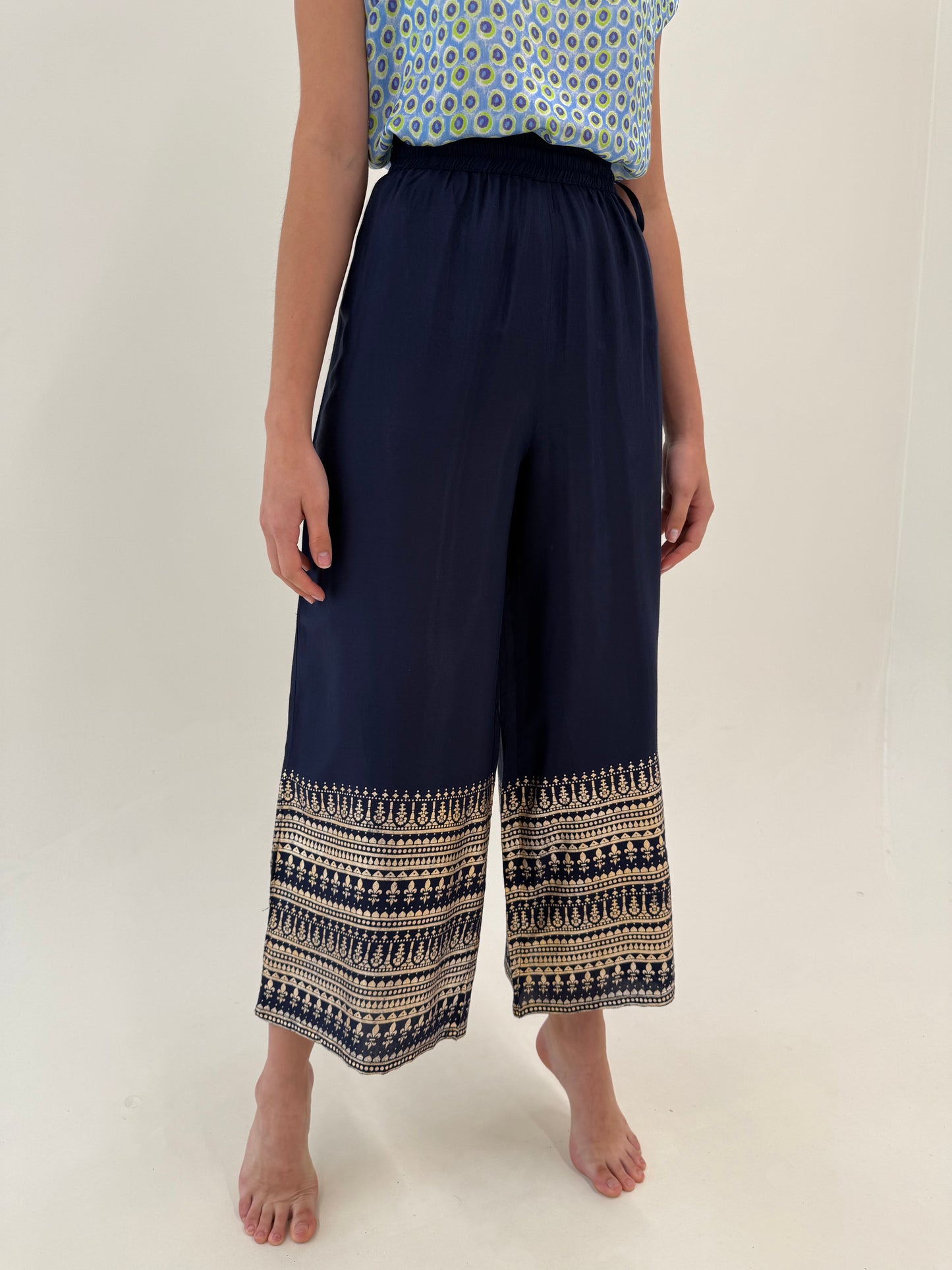 Pantaloni palazzo super vaporoși cu print auriu pudrat și talie elastică