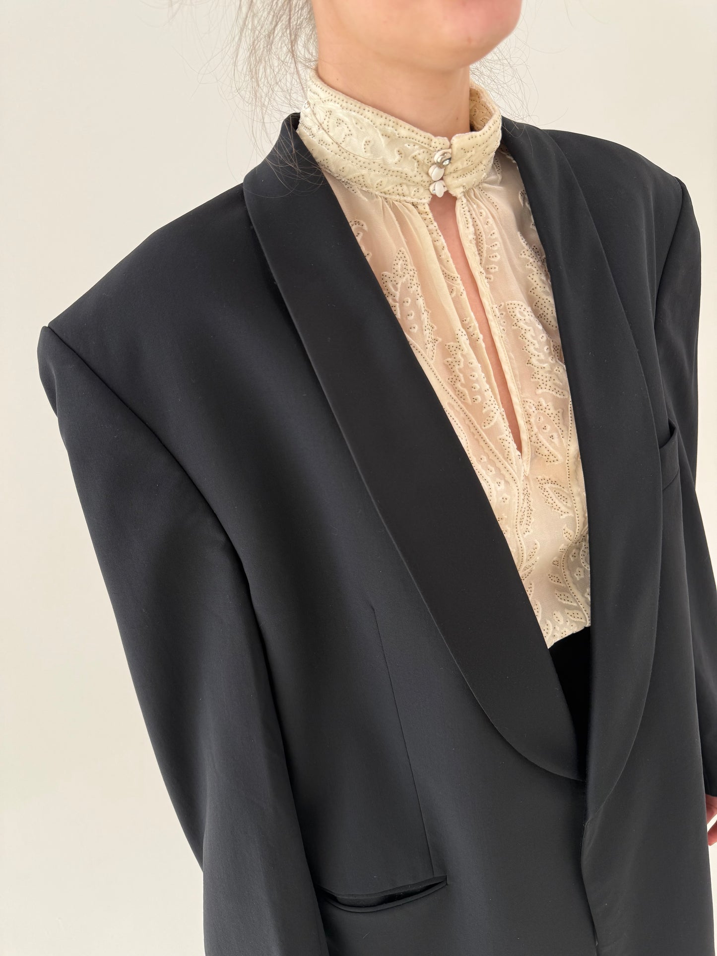 Costum luxury vintage Pierre Cardin cu revere satinate din lanita subțire