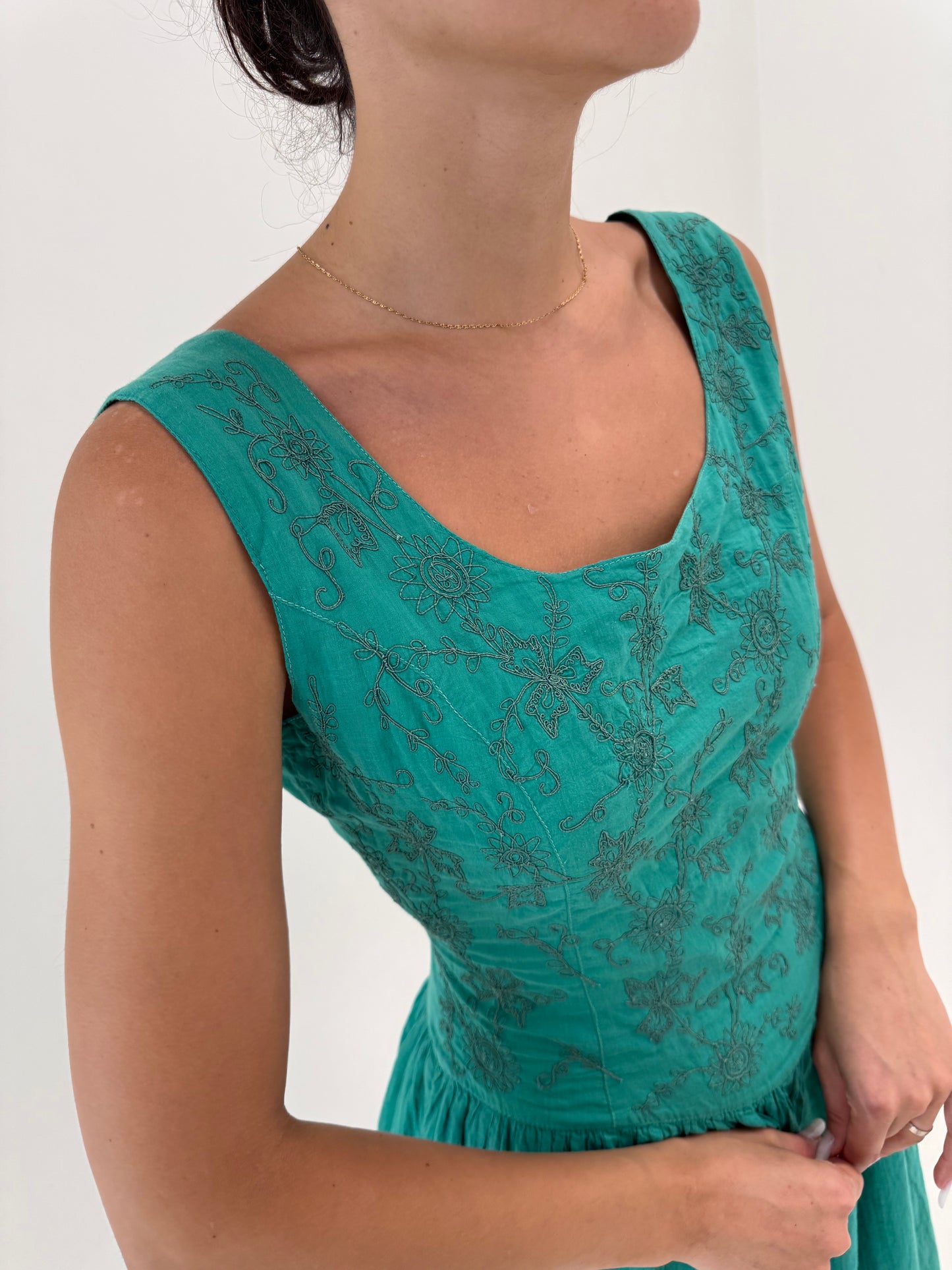 Rochie vintage maxi din pânză moale de bumbac emerald green cu broderie și decupaj