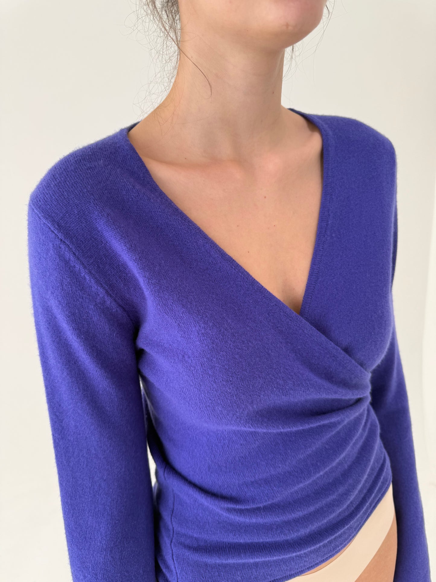 Cardigan petrecut și cambrat din cașmir violet