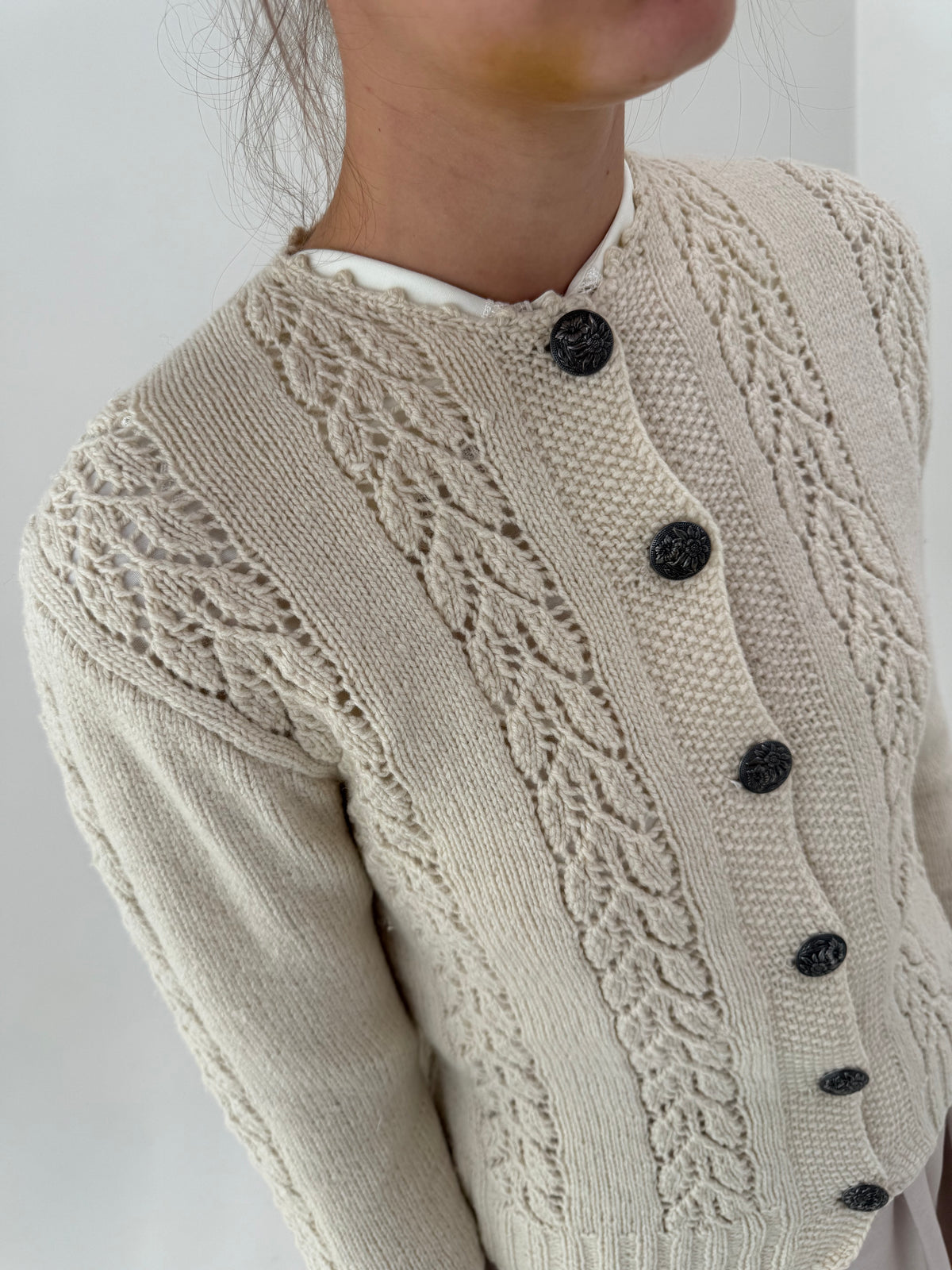 Cardigan vintage din lana off white lucrat manual cu textura superbă