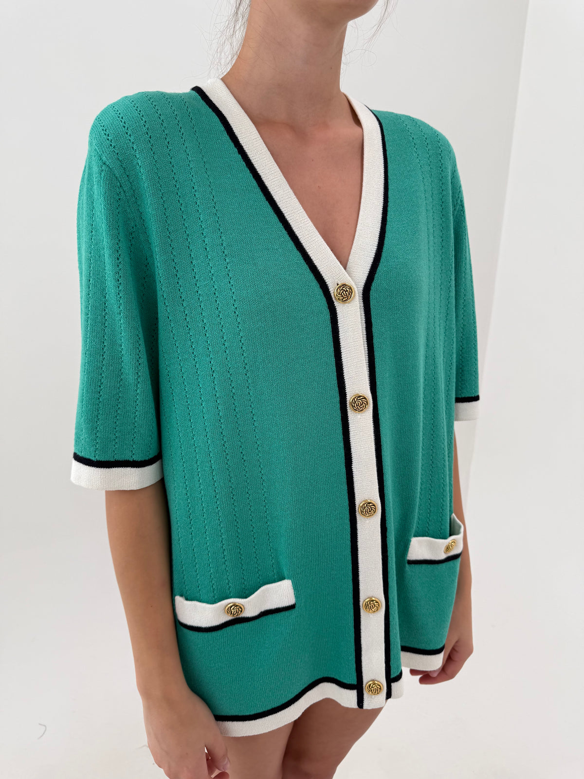 Top vintage cu nasturi metalici aurii în stil Chanel din tricot dens din mix de lana extrafina