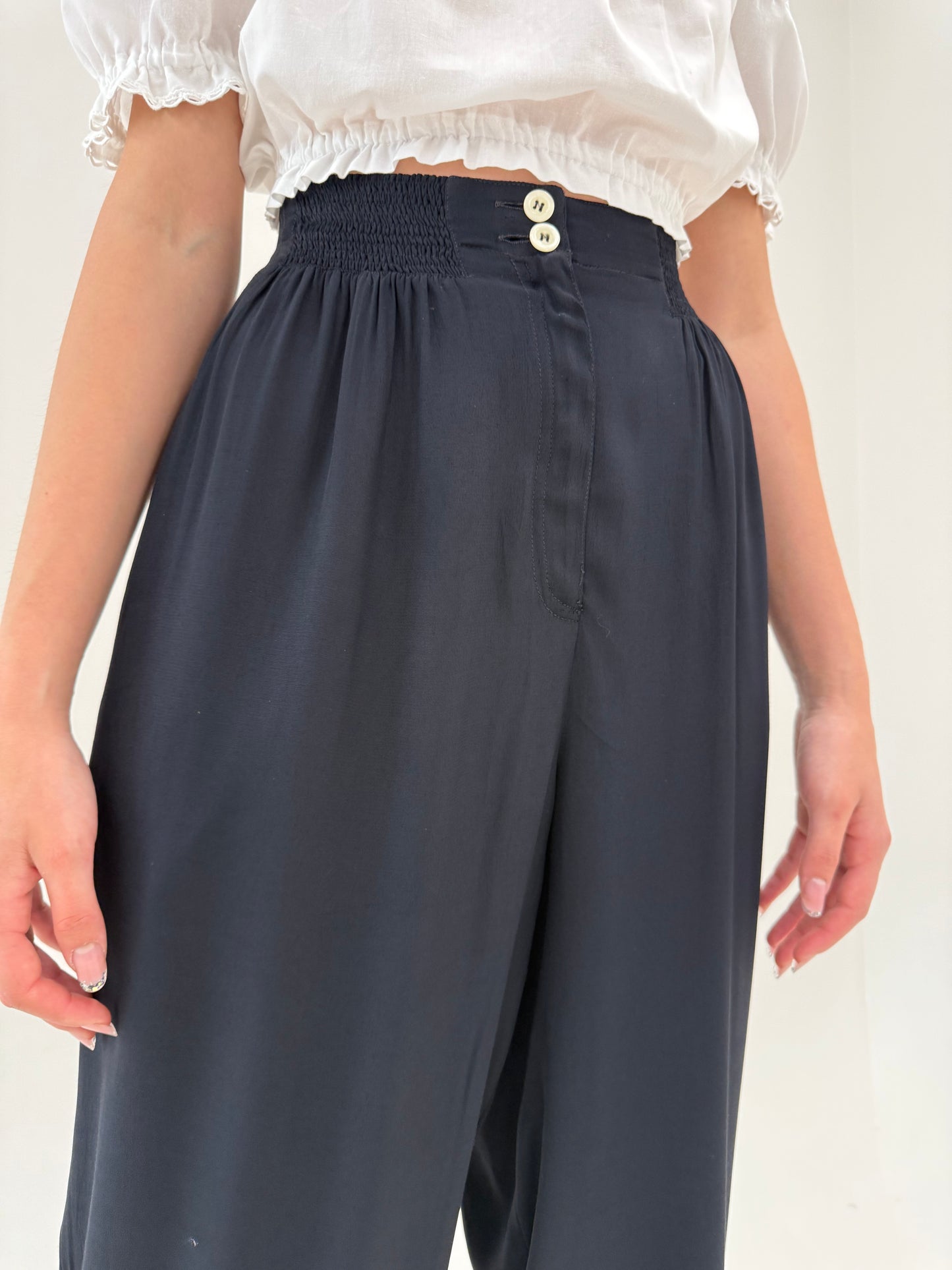 Pantaloni negri vaporoși de vară cu talie ultra marcată înaltă și solduri generoase