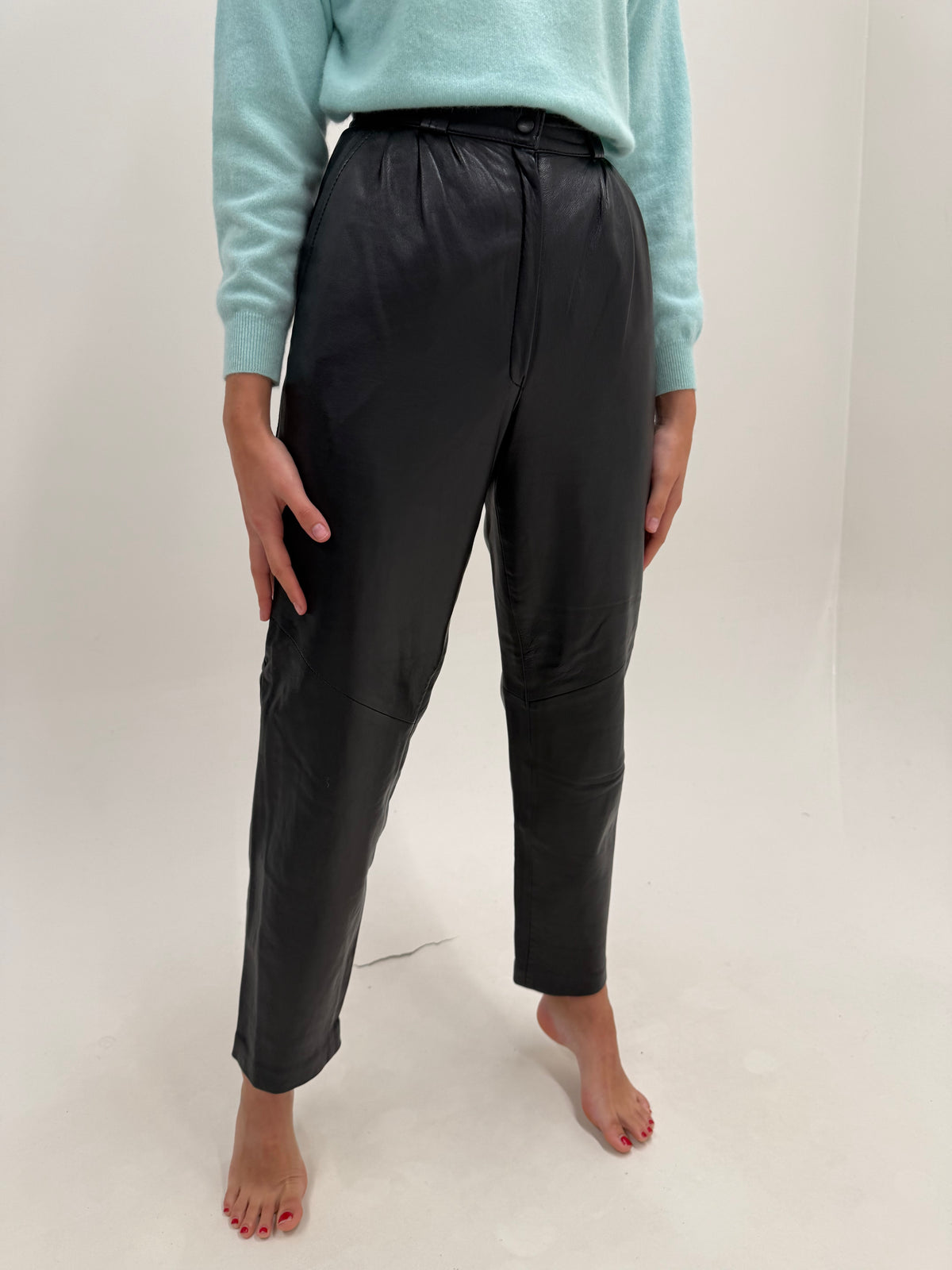 Pantaloni din piele naturală extrem de moale cu talie ultra înaltă și pense cu solduri generoase