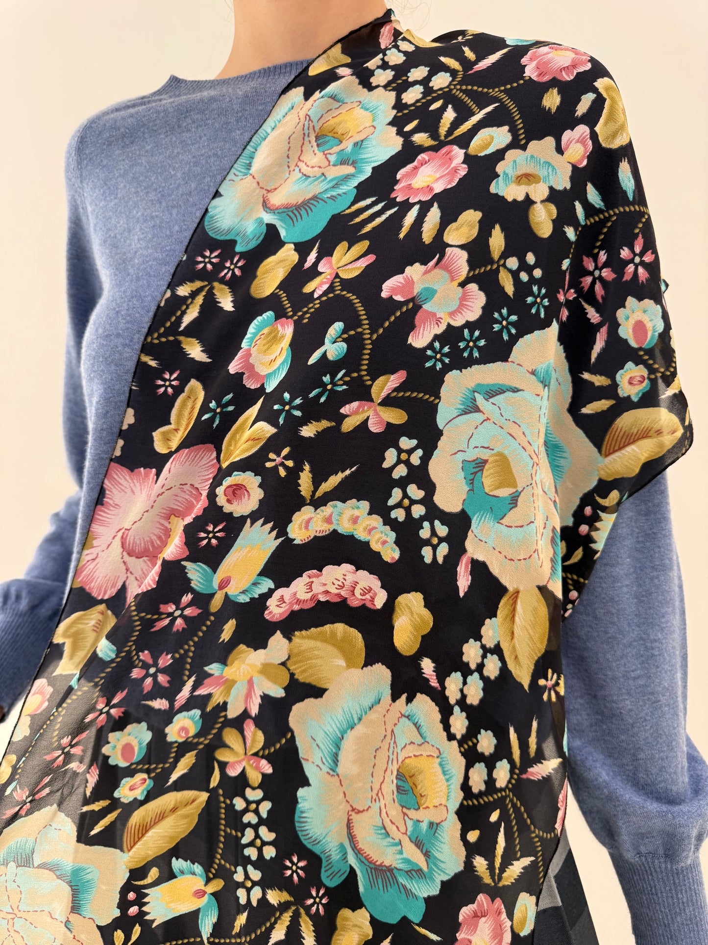 Eșarfă din mătase naturală cu print floral superb