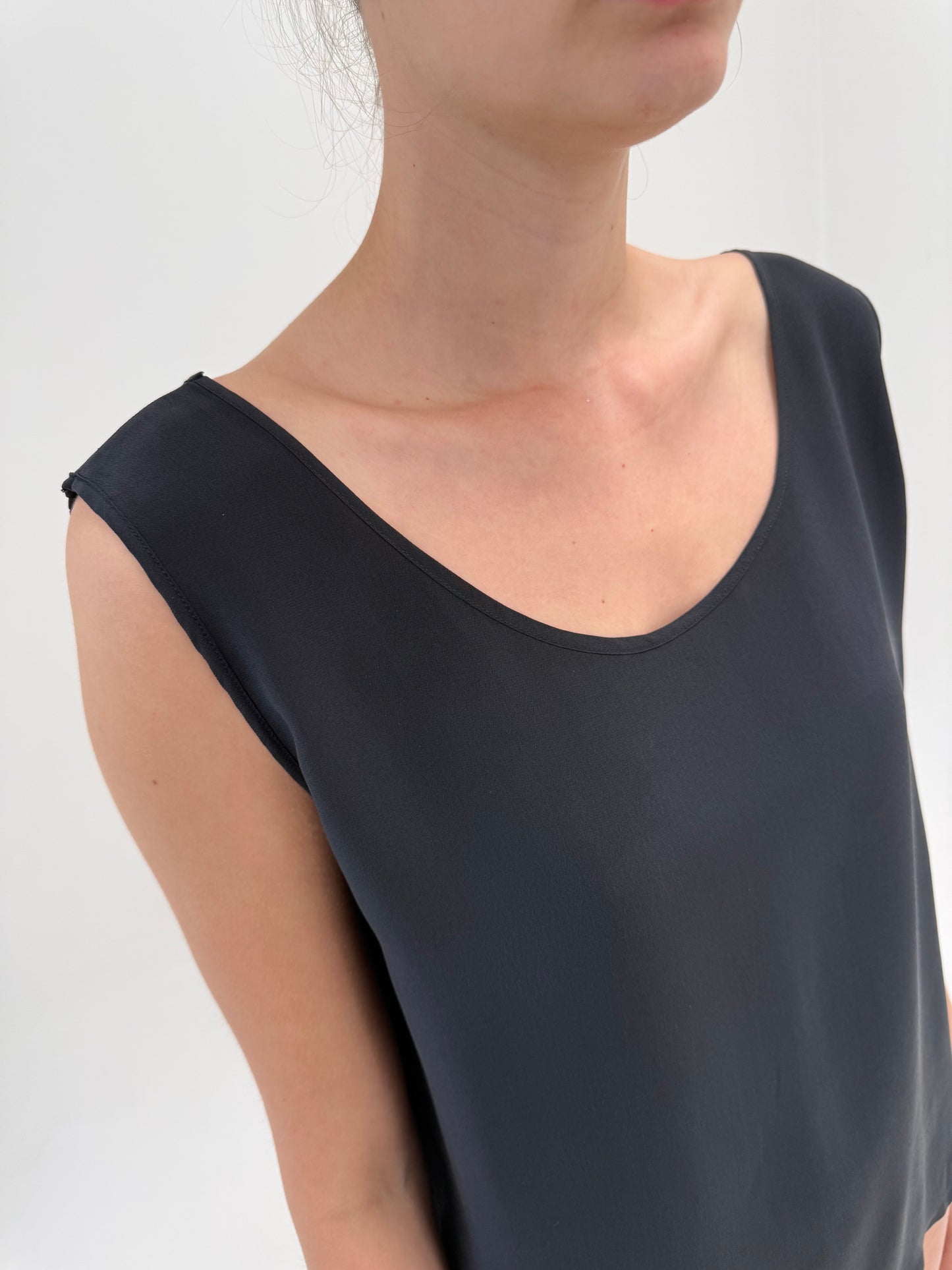 Top negru din mătase naturală în croi minimalist