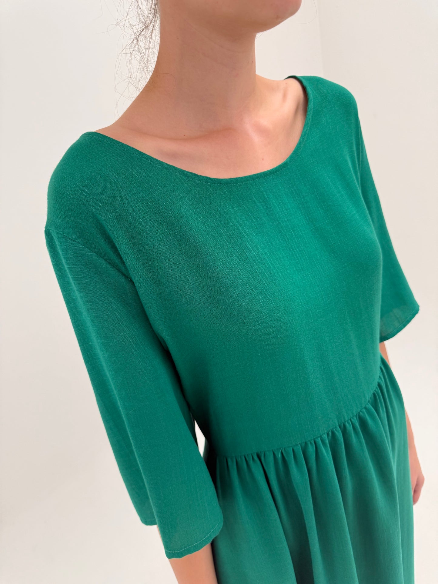 Rochie maxi emerald green in croi minimalist cu talie ultra înaltă marcată din pânză