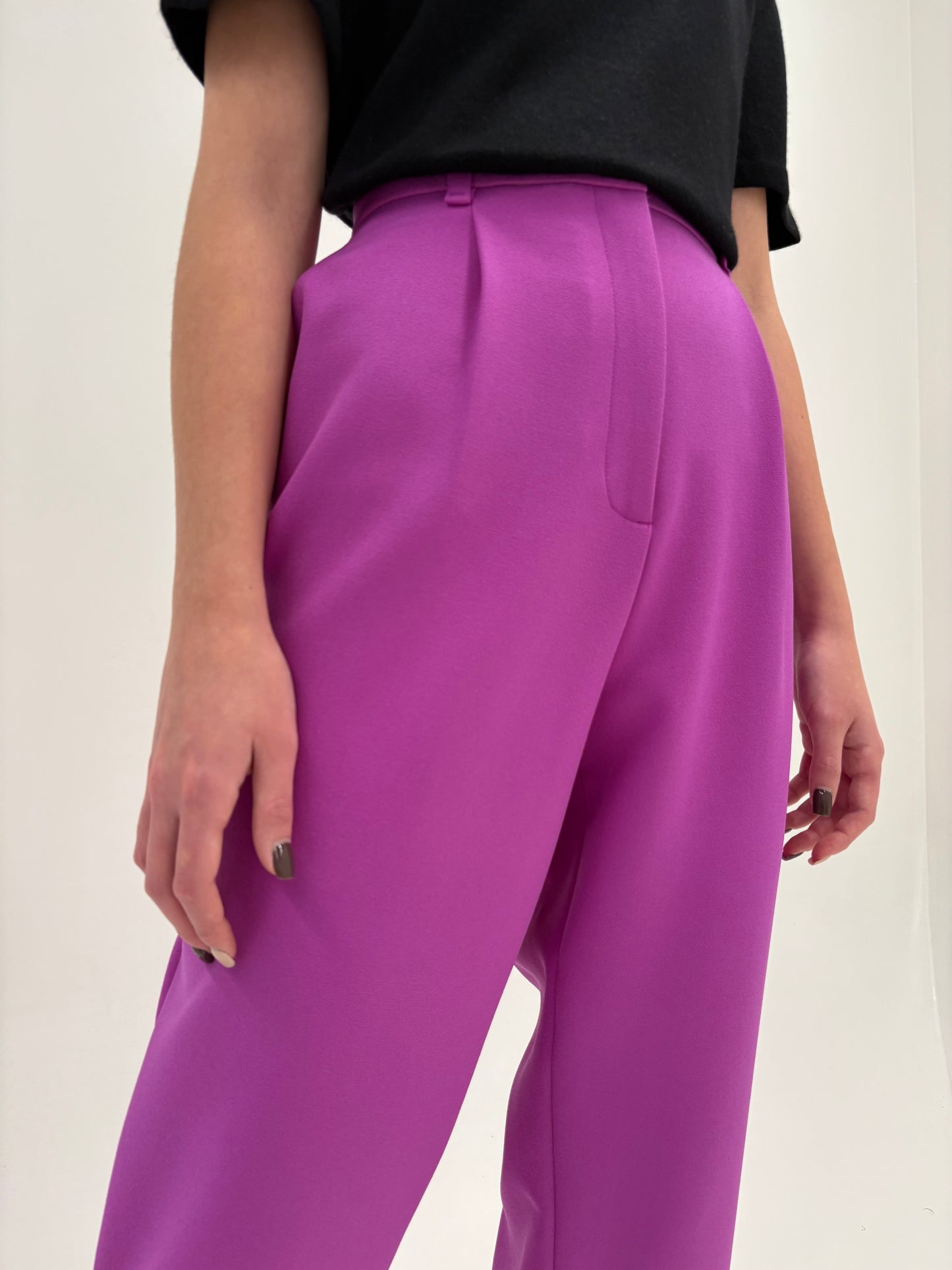 Pantaloni noi Marc Cain cu talie ultra înaltă și pense