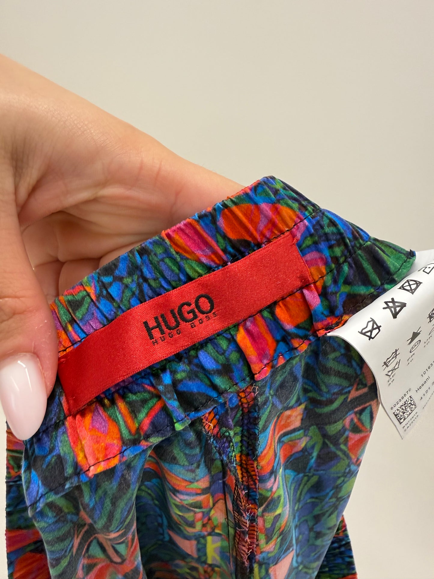 Pantaloni Hugo Boss din mătase naturală foarte chic cu influențe casual
