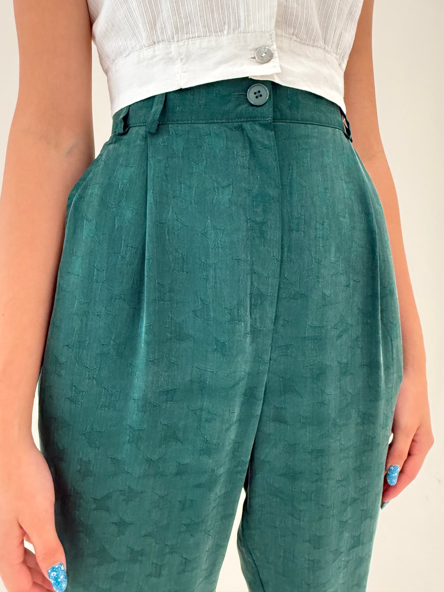 Costum super vaporos pine green din cupro cu overshirt și pantaloni cu talie ultra înaltă