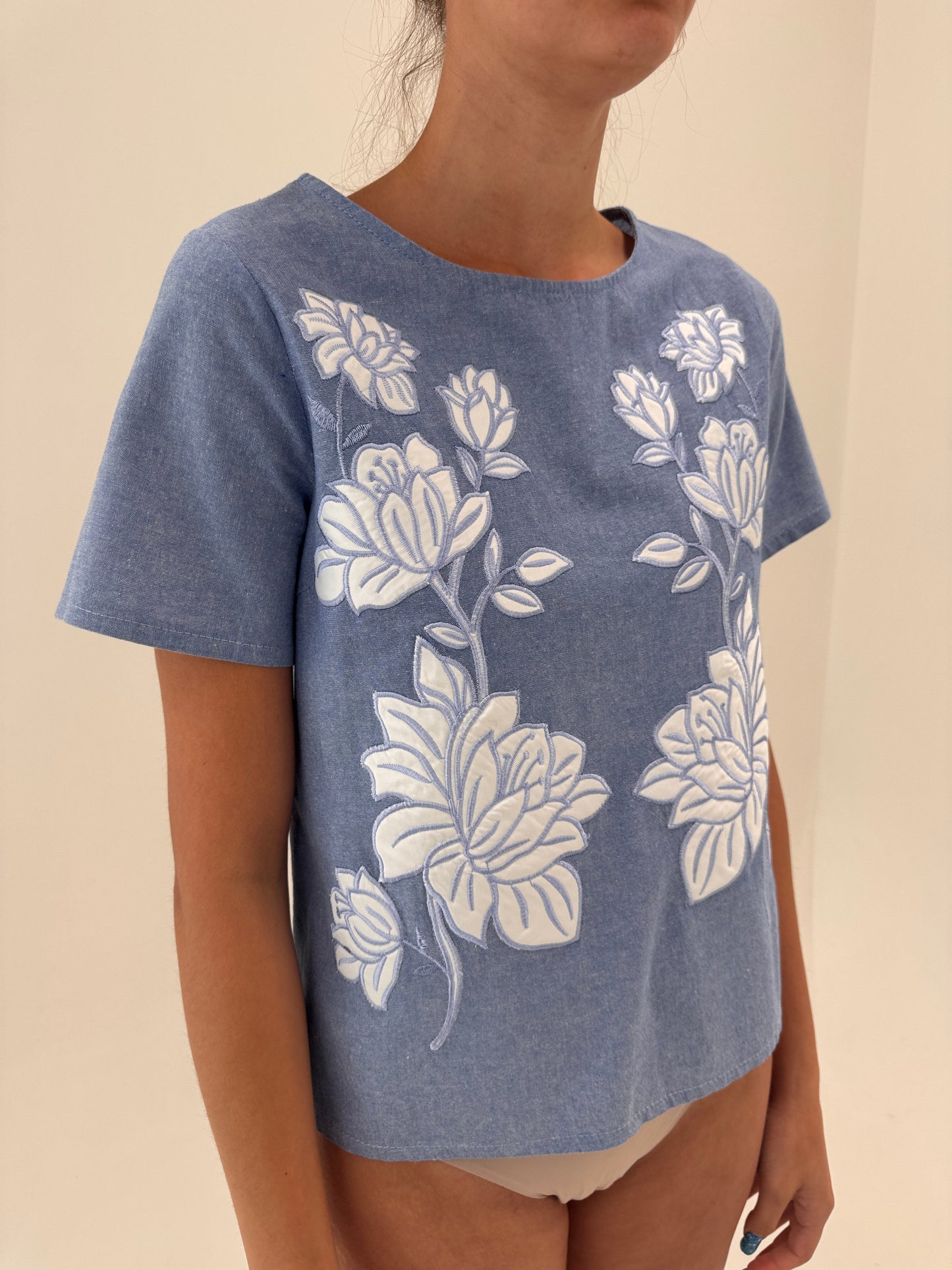Top jeans blue din pânză în croi miniu cu aplicații florale și broderie
