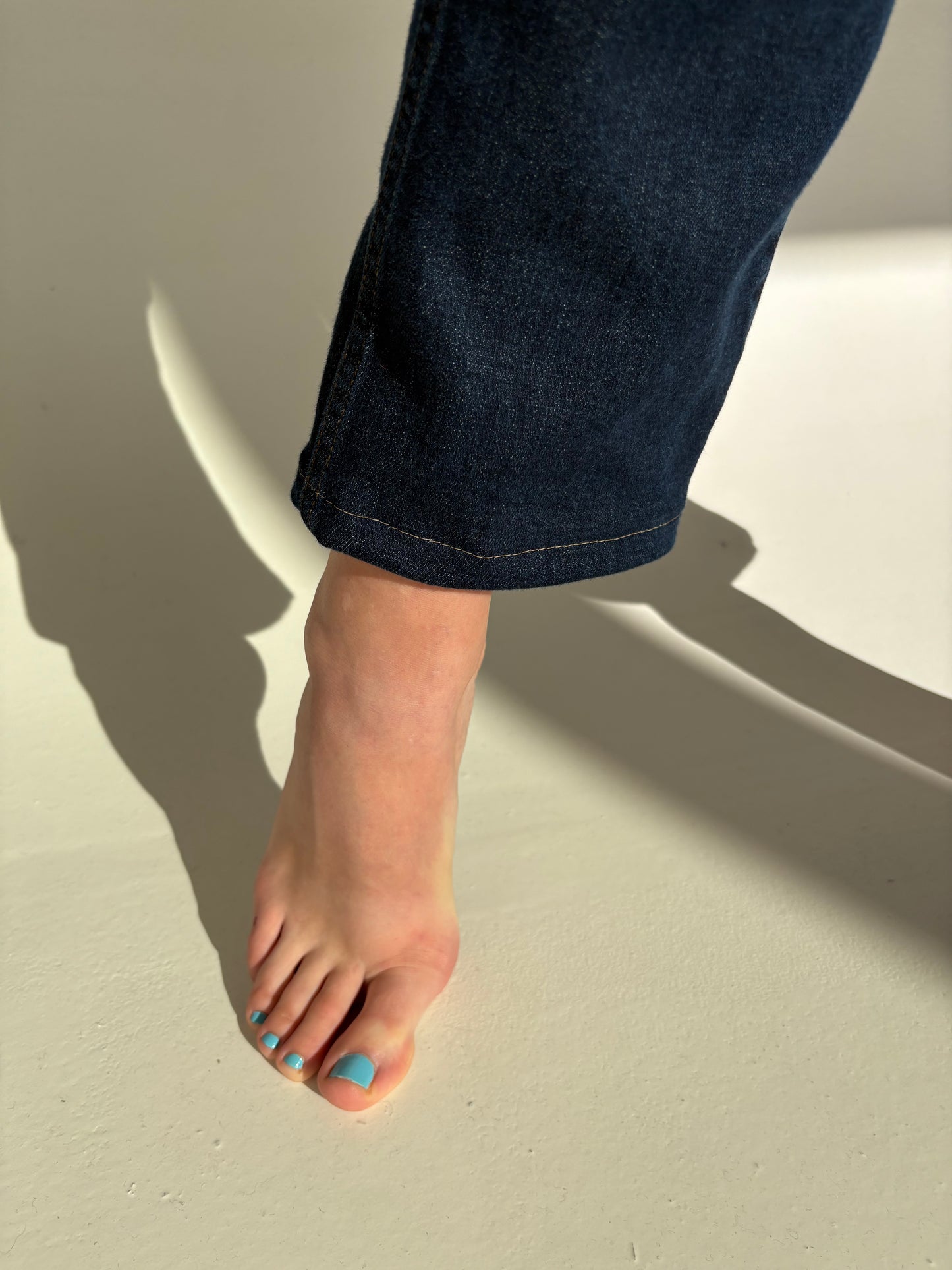 Jeans vintage premium Wrangler dark wash ușor modelatori