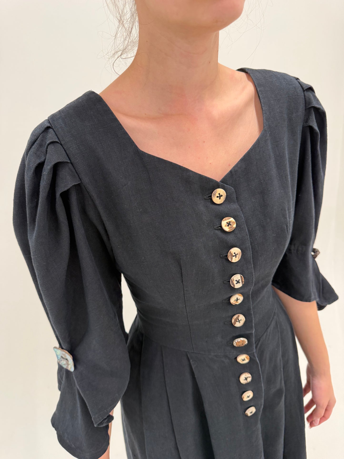 Rochie vintage neagra maxi din pânză grea de in cu corsaj și buzunare