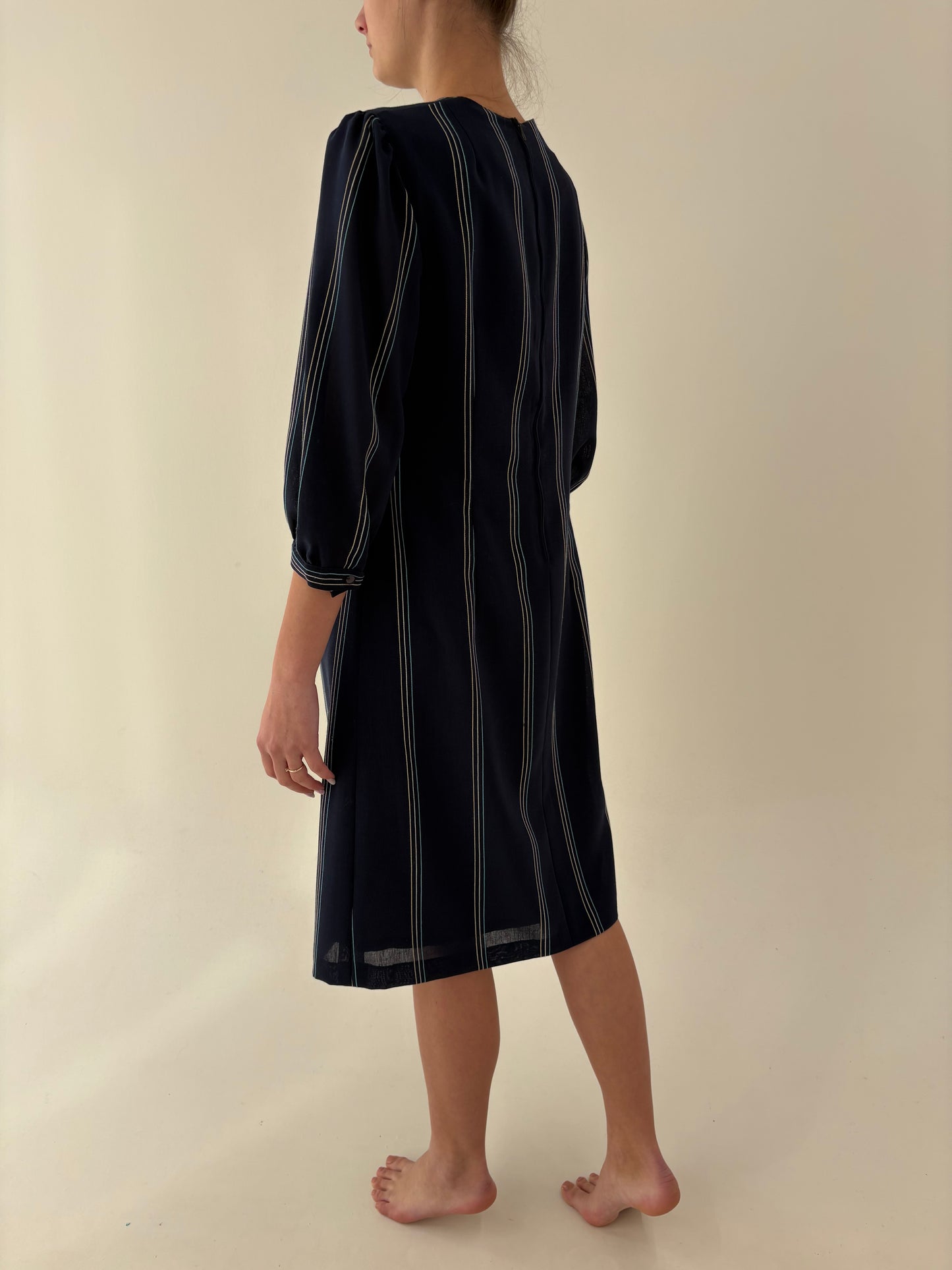 Rochie vintage în croi retro modern în dungi fine verticale cu mâneci ușor bufante