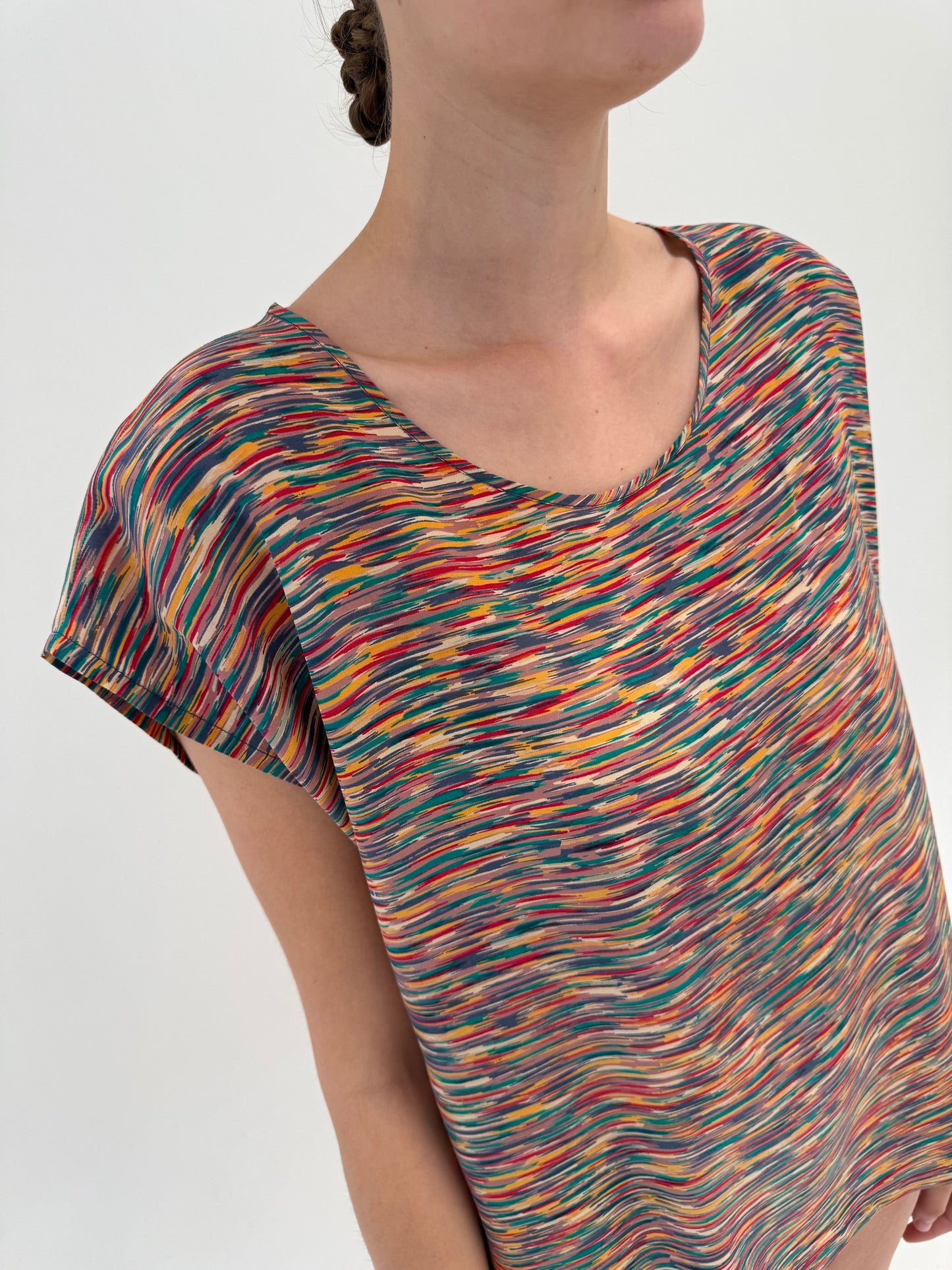 Top în croi lejer din mătase naturală cu print în stil Missoni