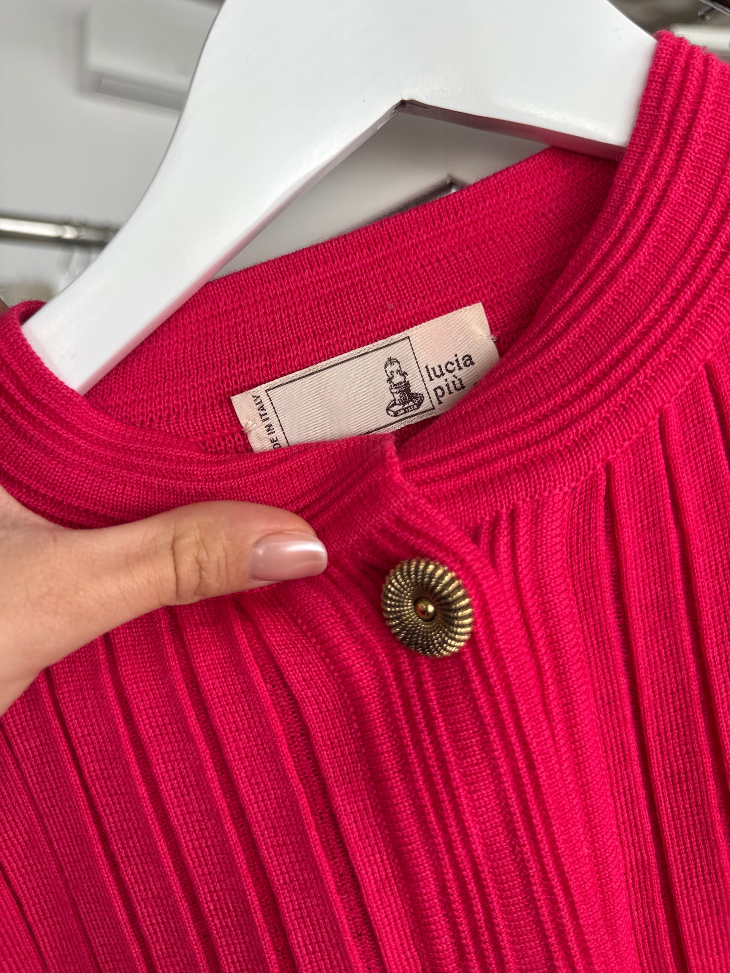 Jacheta vintage electric pink din lana merino extrafina cu tiv rotunjit și manșete înalte