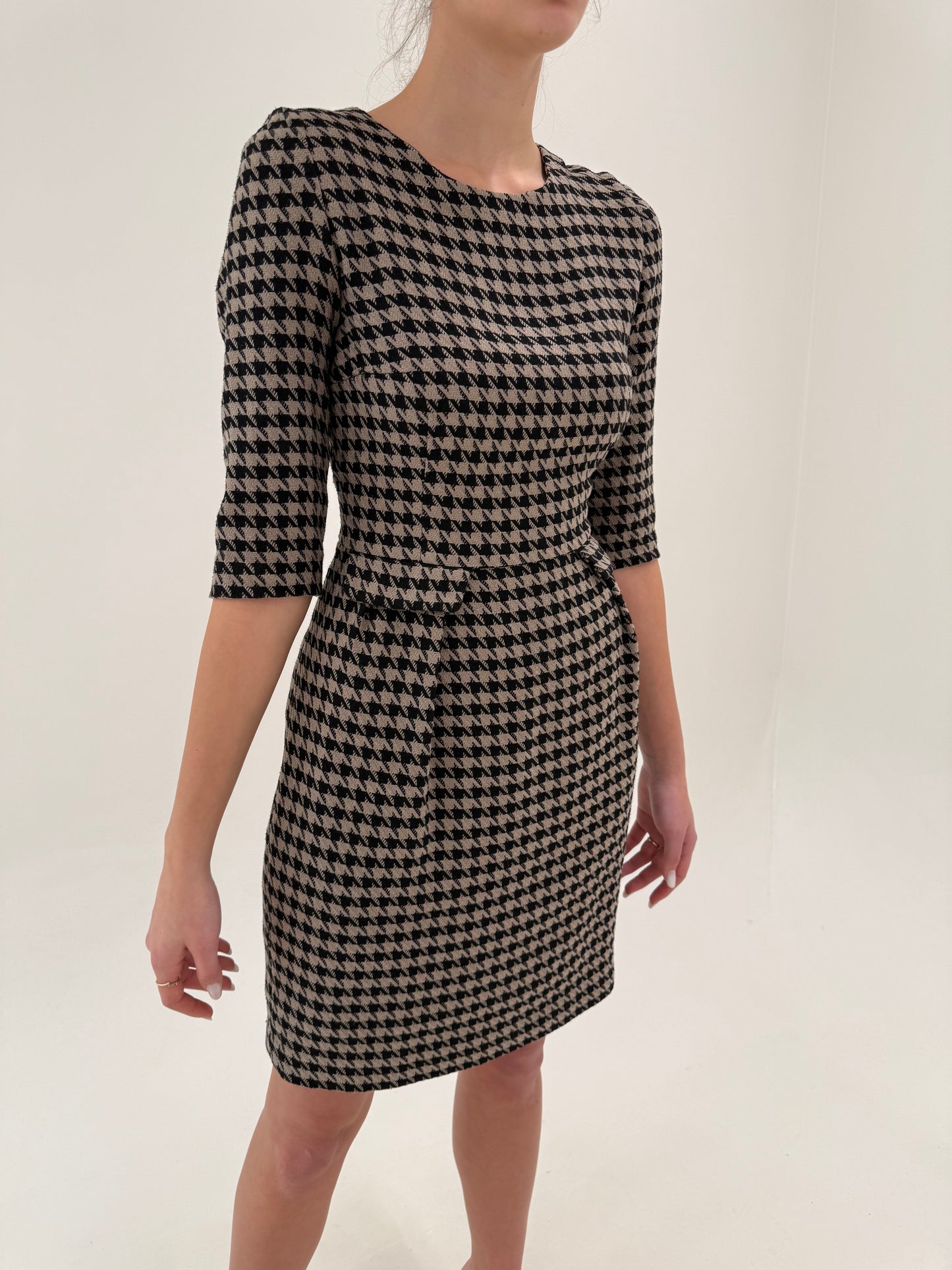 Rochie business pied de coq negru și taupe cu talie ultra înaltă marcată