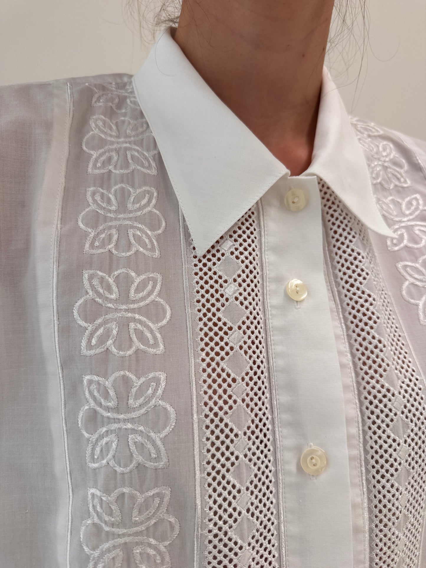 Cămașa vintage din cea mai fină panzica de bumbac cu broderie superbă