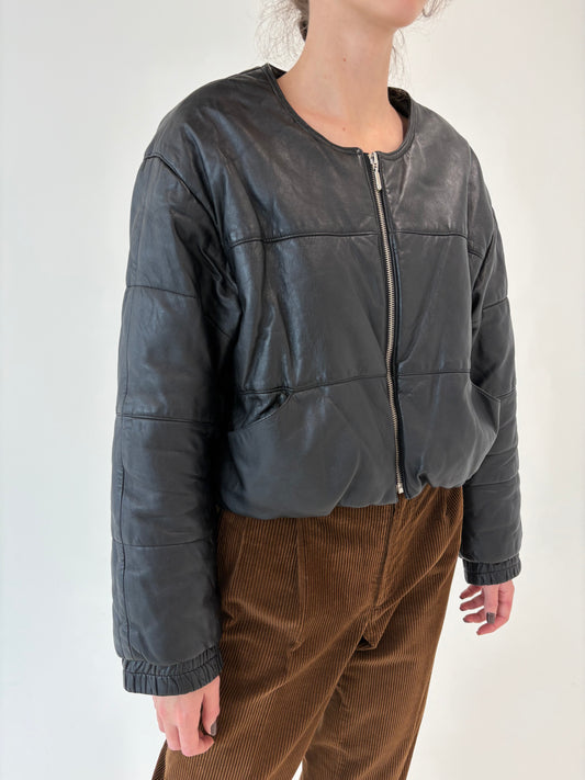 Geaca puffer din piele naturală în croi ușor cropped