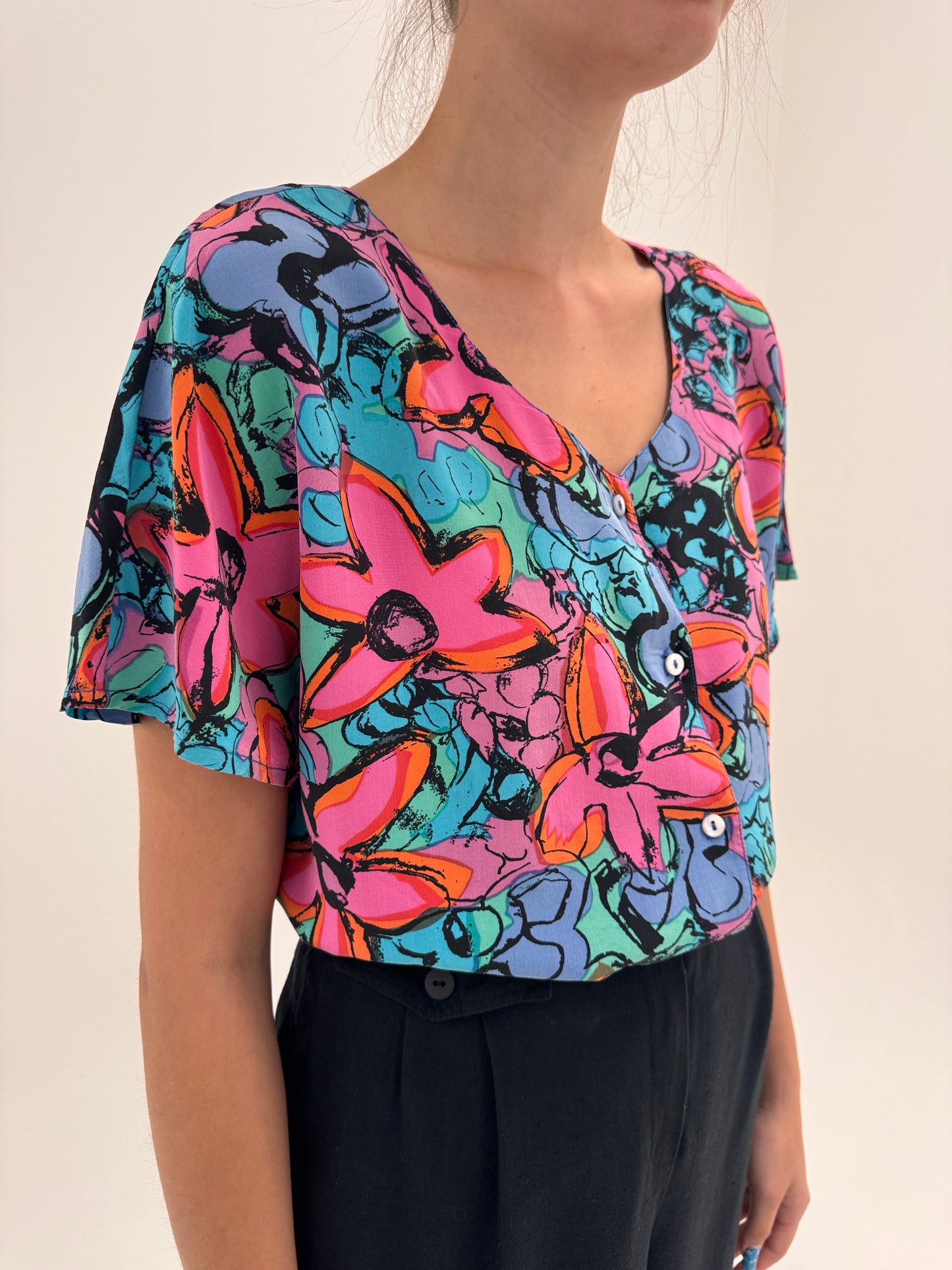 Cămașa colorată din mătase naturală în culori superbe cu print floral stilizat