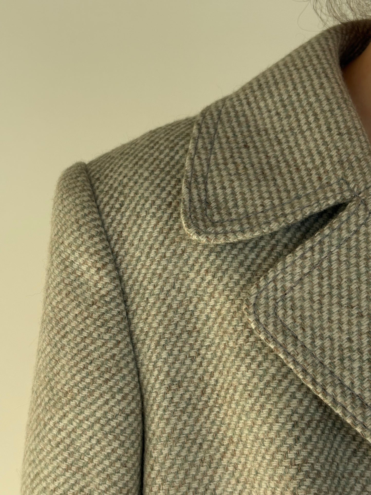 Palton old vintage anii 70 din twill gros de lana în nuanțe de nude