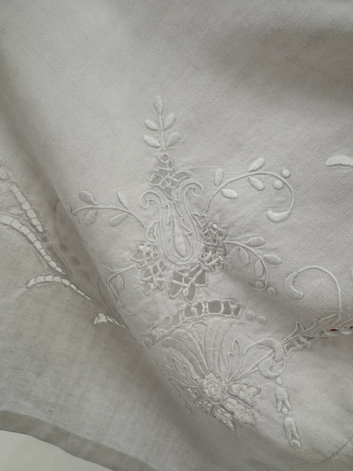 Rochie maxi excepțională din pânză de in cu broderie manuală delicată