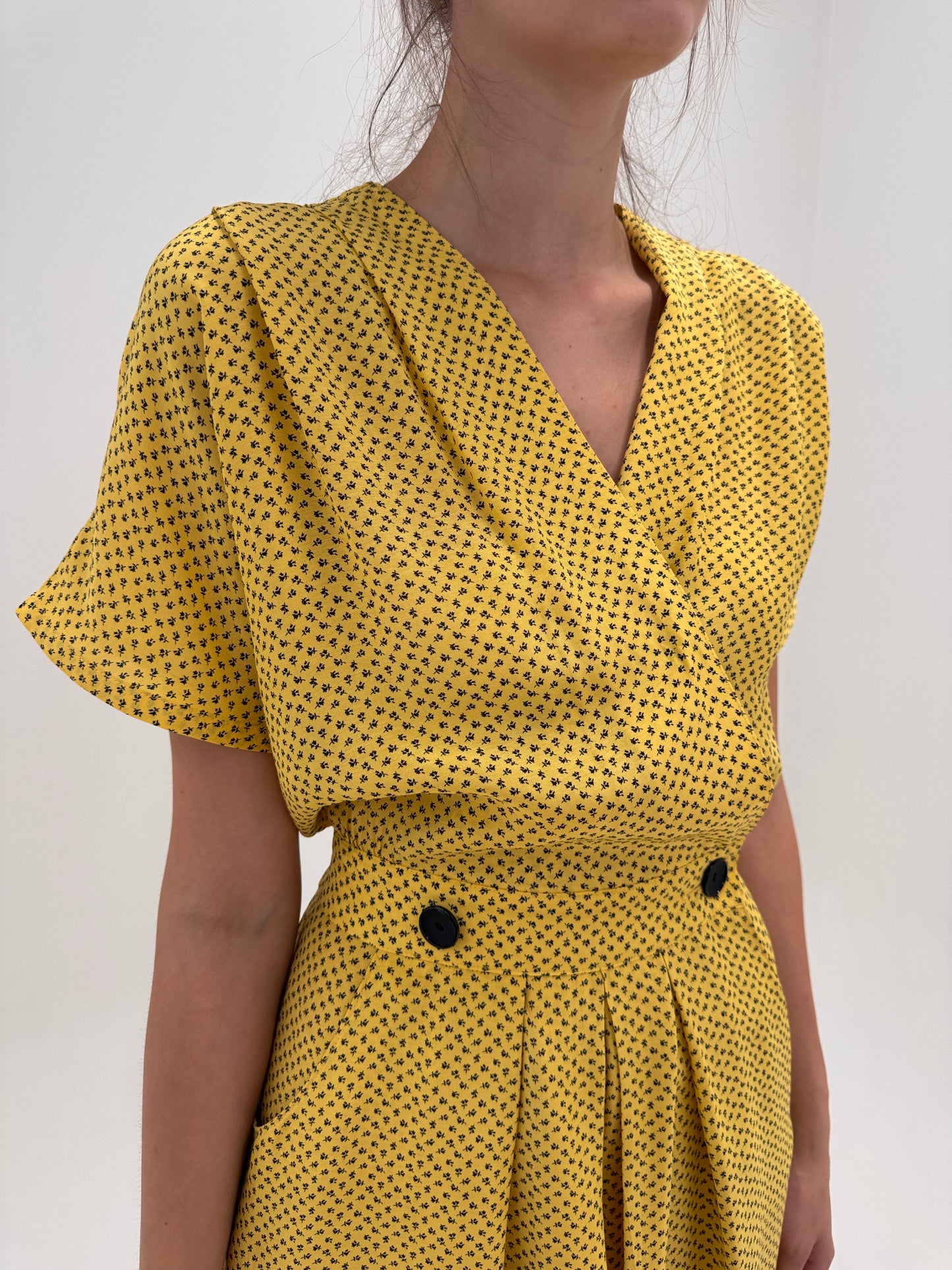 Salopetă vintage cu talie ultra înaltă marcată și top in stil kimono