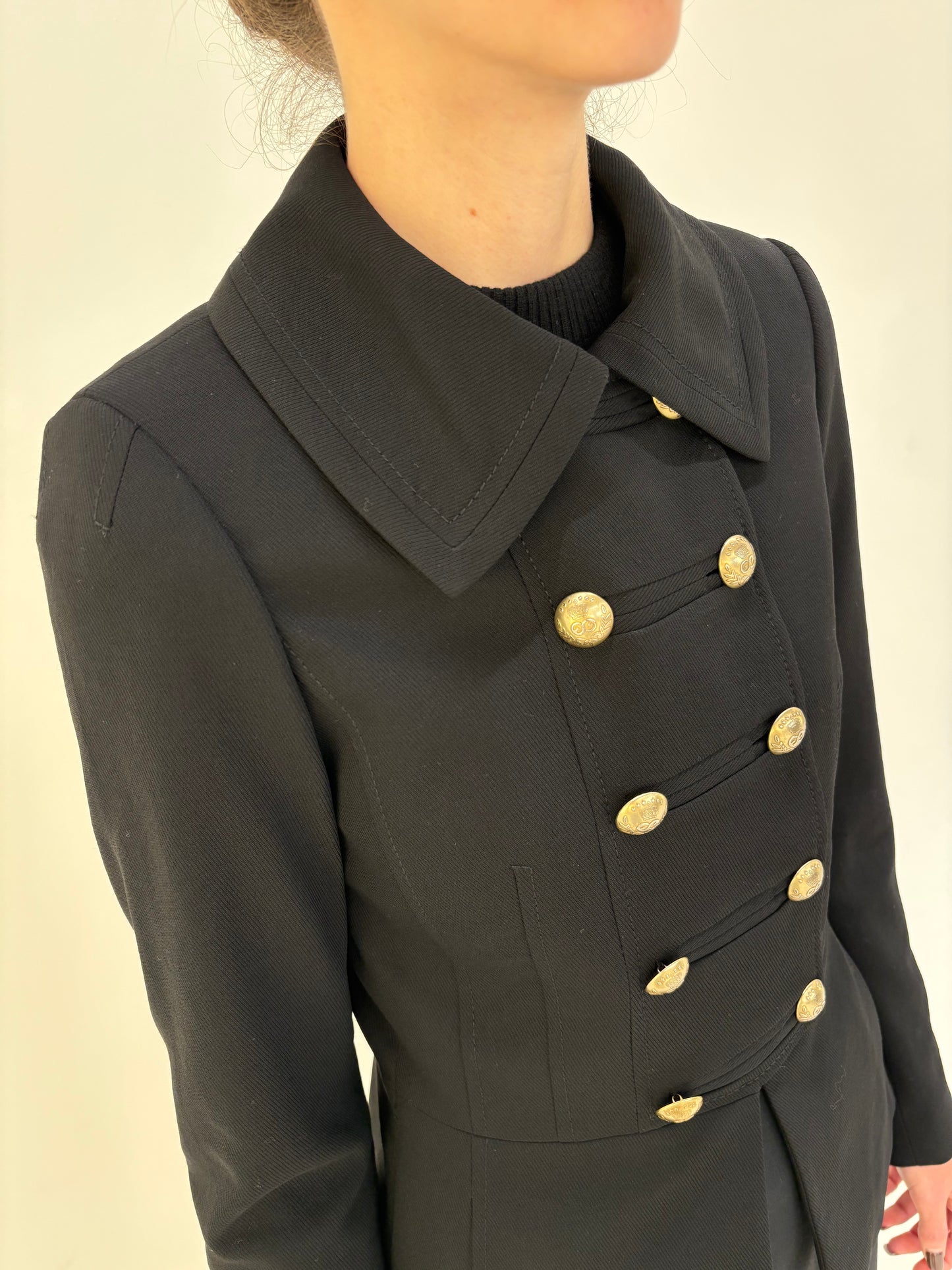 Sacou negru Escada cambrat cu influențe super actuale soft military