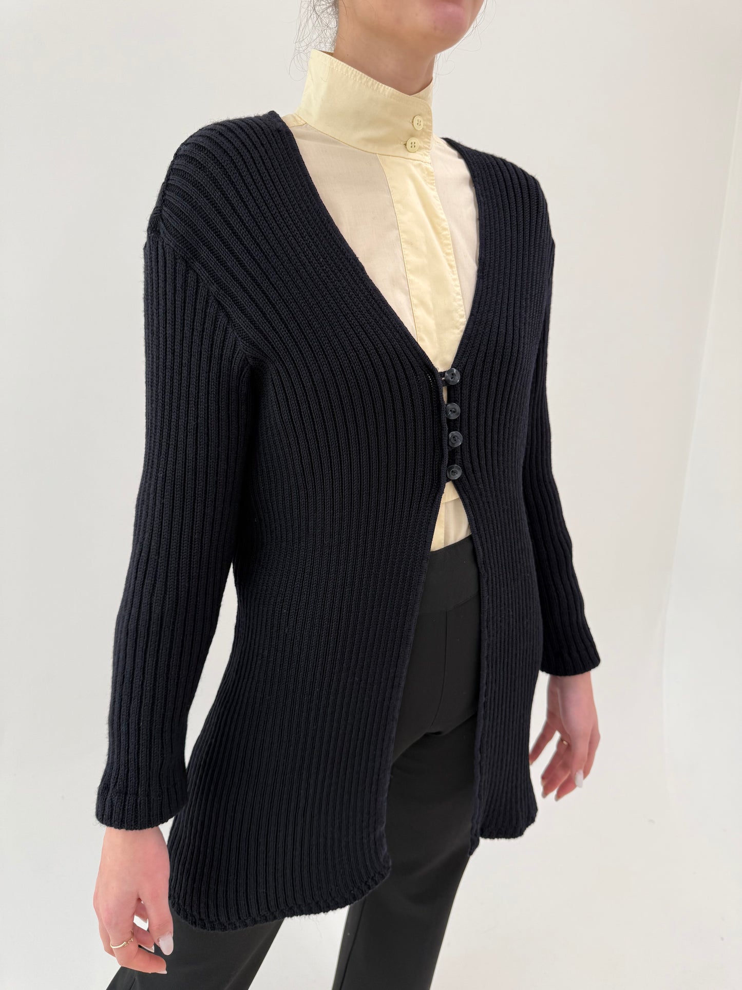 Cardigan negru Armani din lana extrafina ribbed în croi feminin