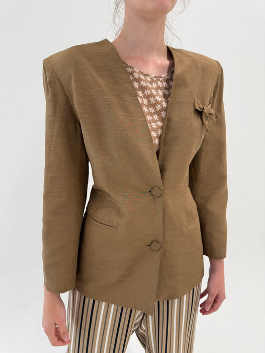 Sacou dark camel din in în croi cambrat minimalist din pânză