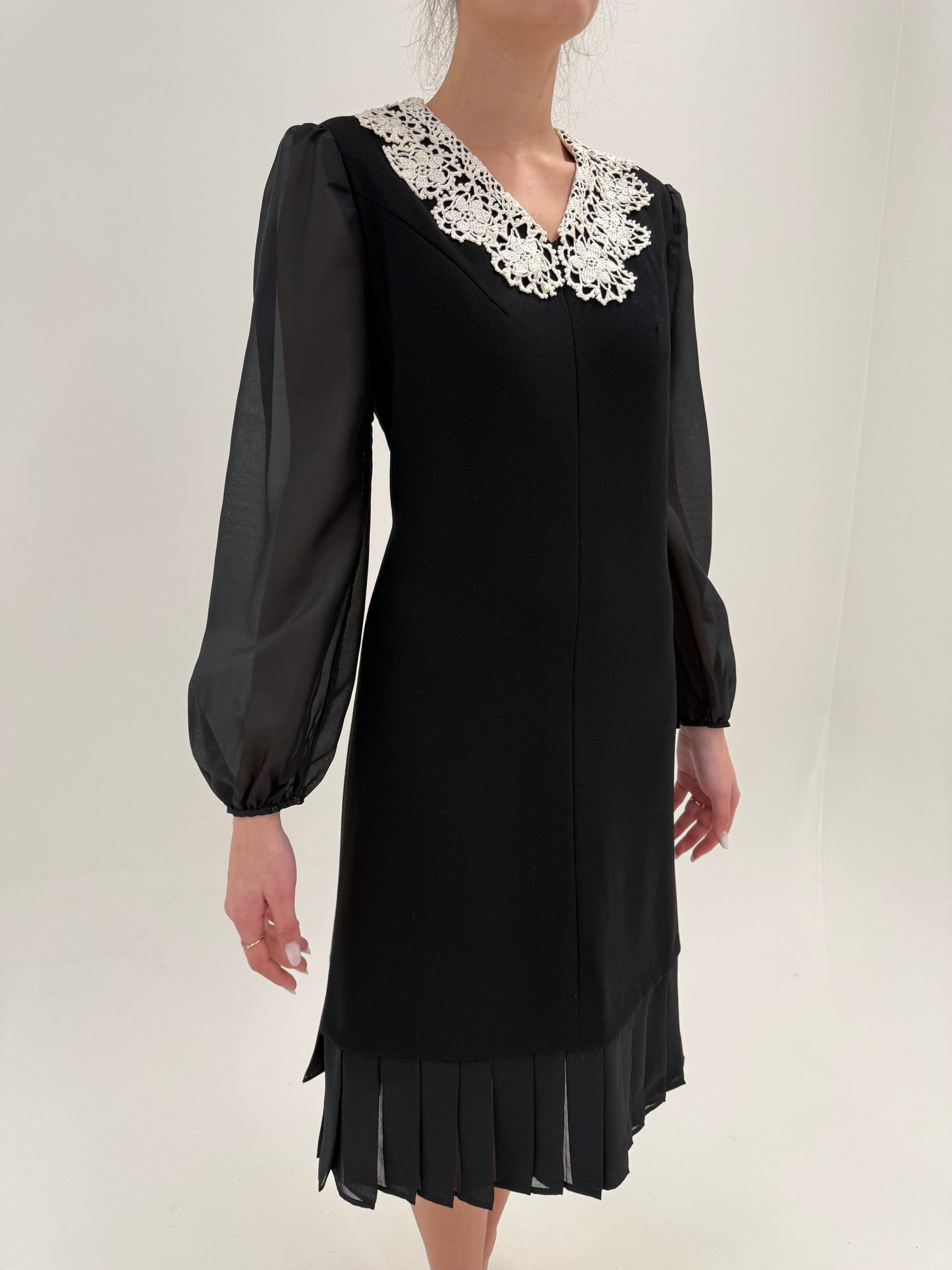 LBD vintage cu guler din macrame lucrat manual și inserții de voal