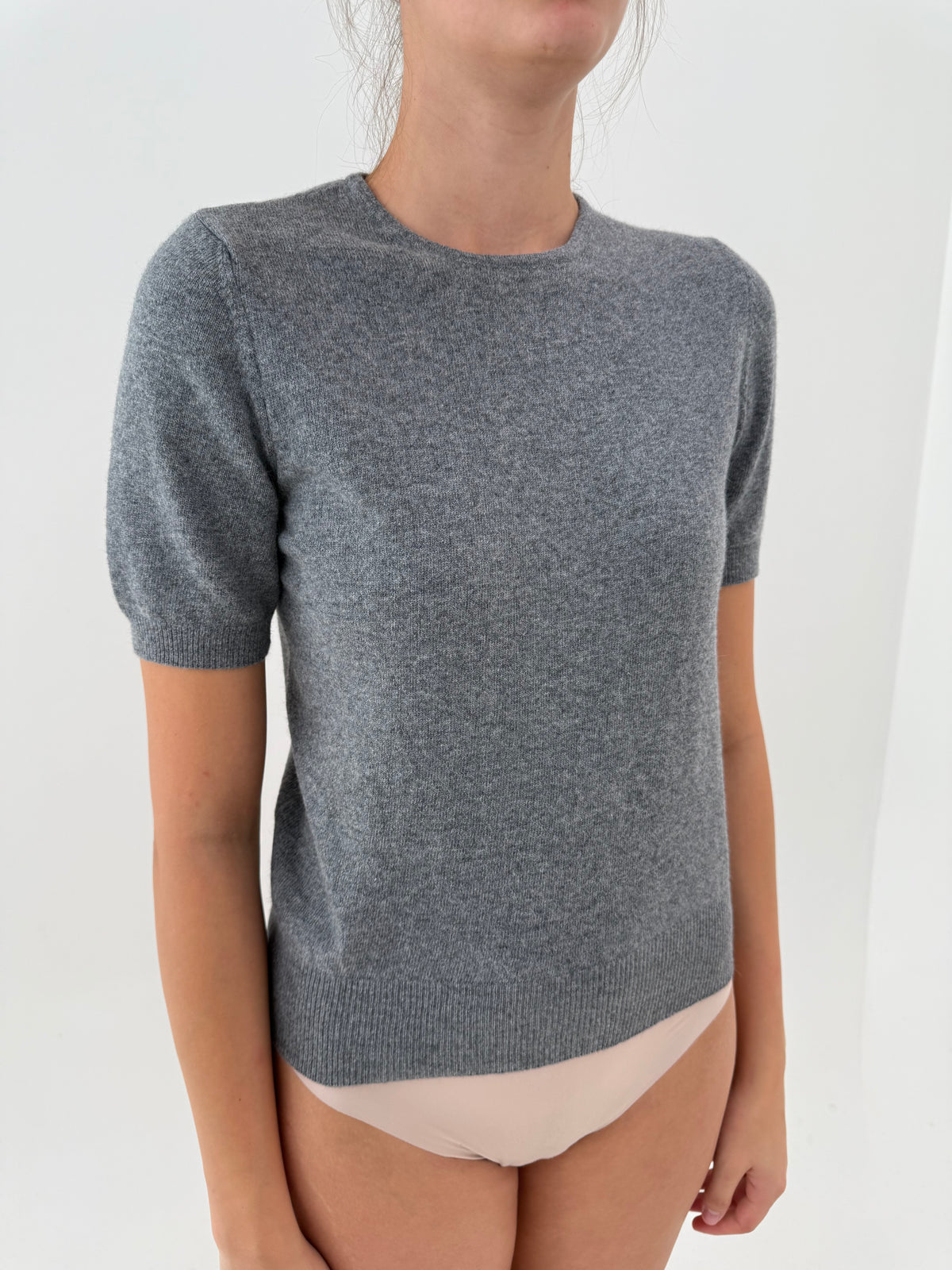 Tip gri melanj din tricot excepțional de lana extrafina și Angora crew neck