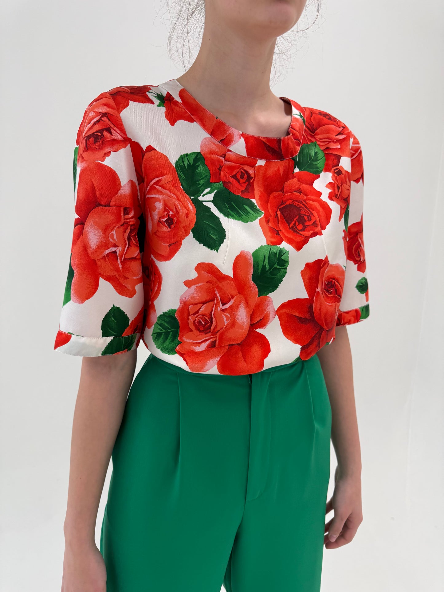 Top cu print floral superb cu maci din mătase naturală în croi minimalist