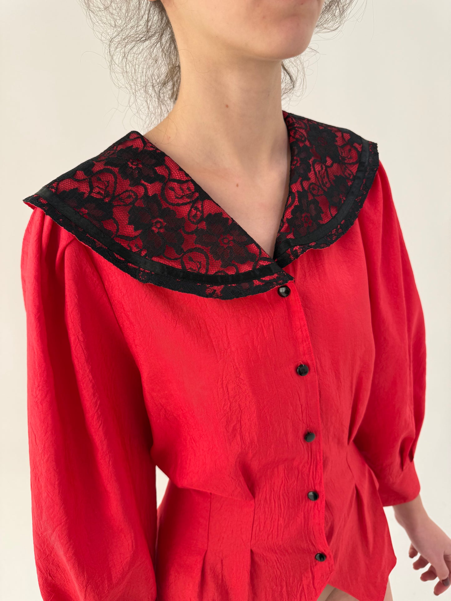 Cămașa vintage cambrata cu guler amplu dantelat