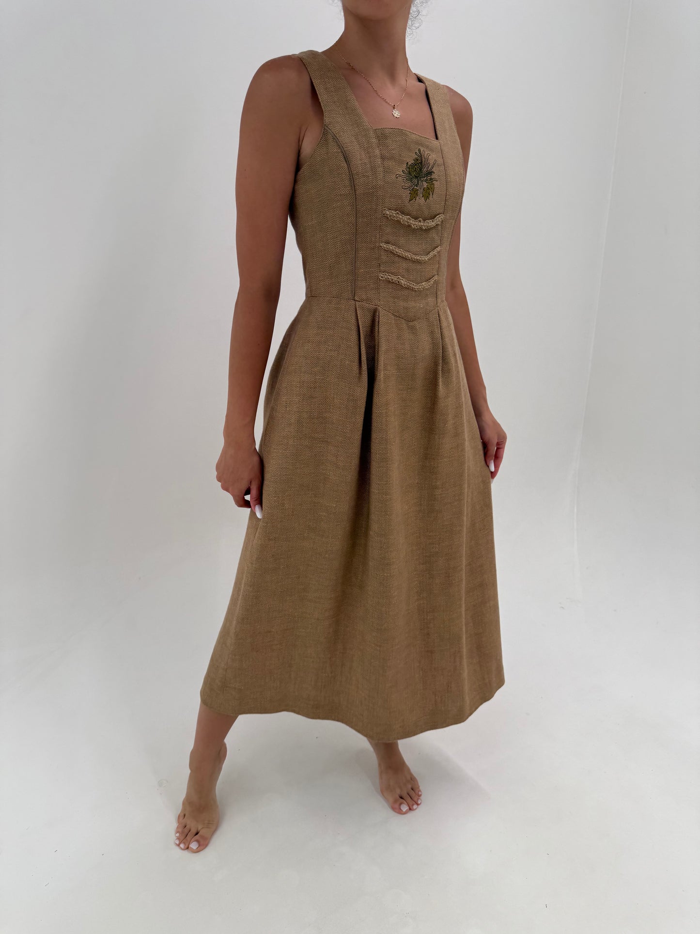 Rochie maxi camel din pânză excepțională de in cu corsaj , broderie și buzunare