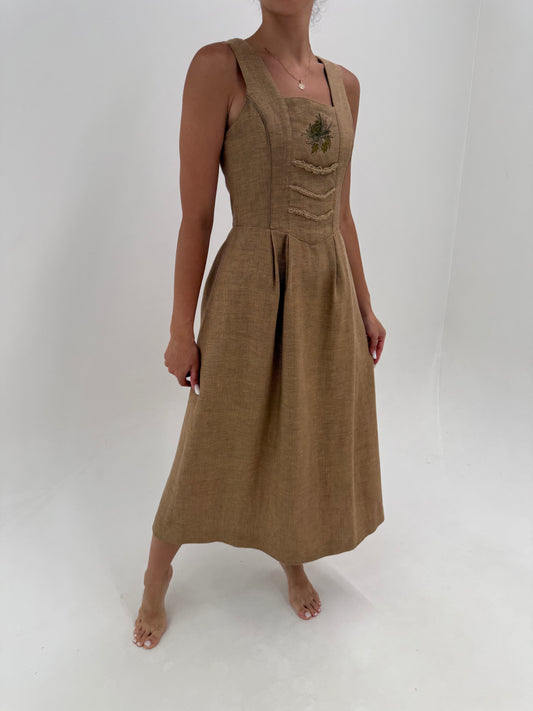 Rochie maxi camel din pânză excepțională de in cu corsaj , broderie și buzunare