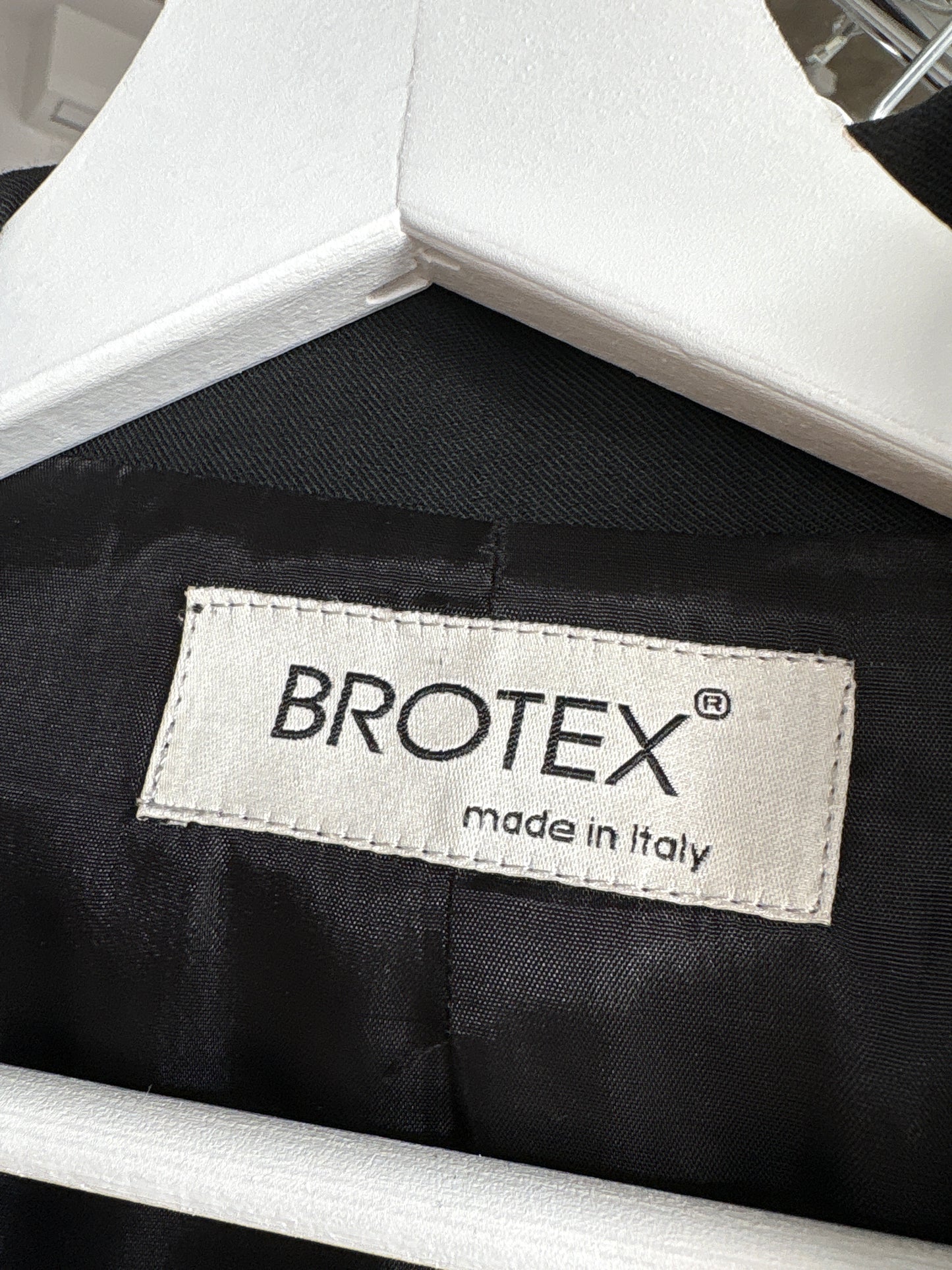 Sacou negru italian din lana extrafina in croi clasic atemporal