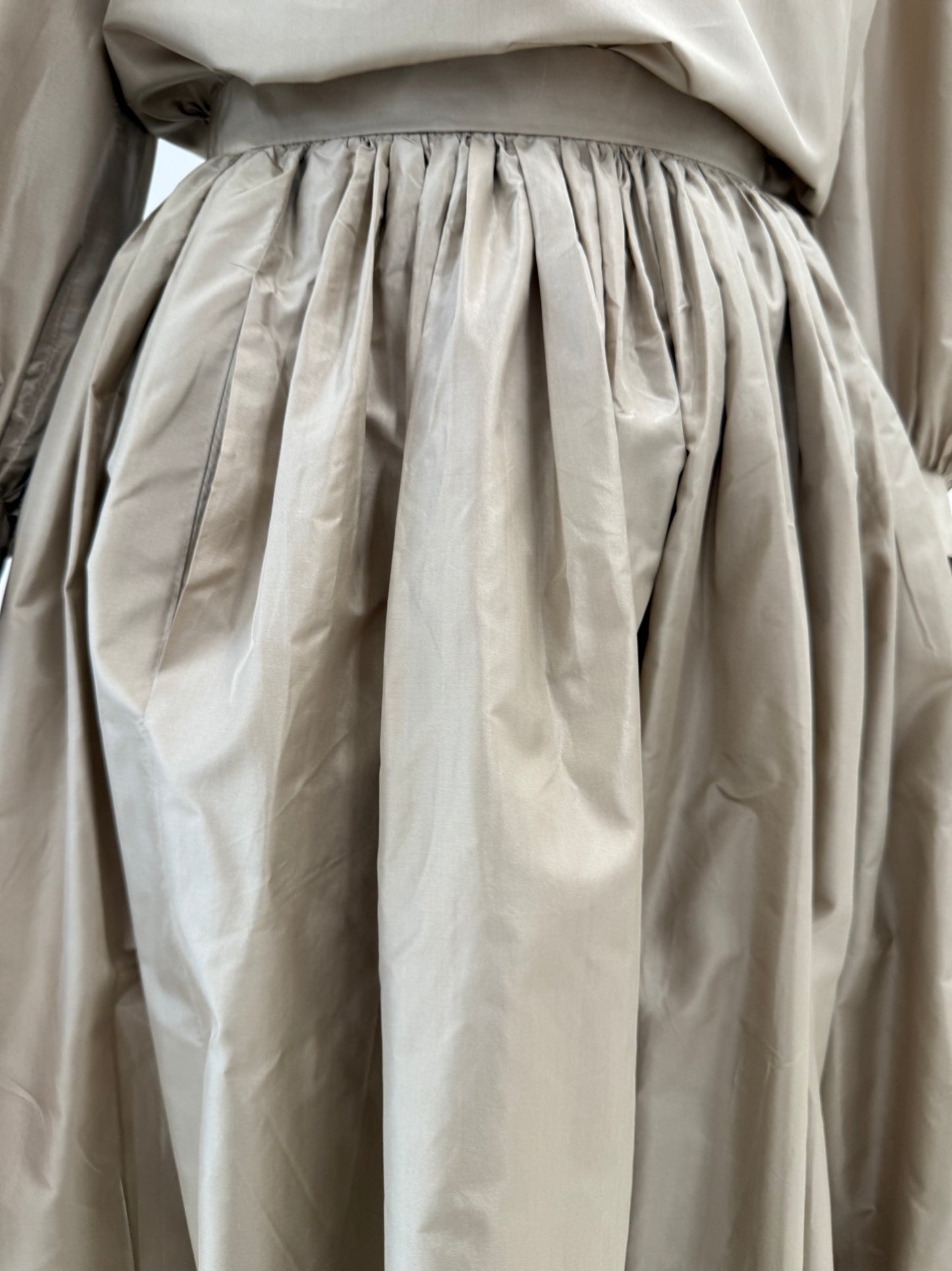 Set vintage de designer sand nude din mătase naturală în croi excepțional